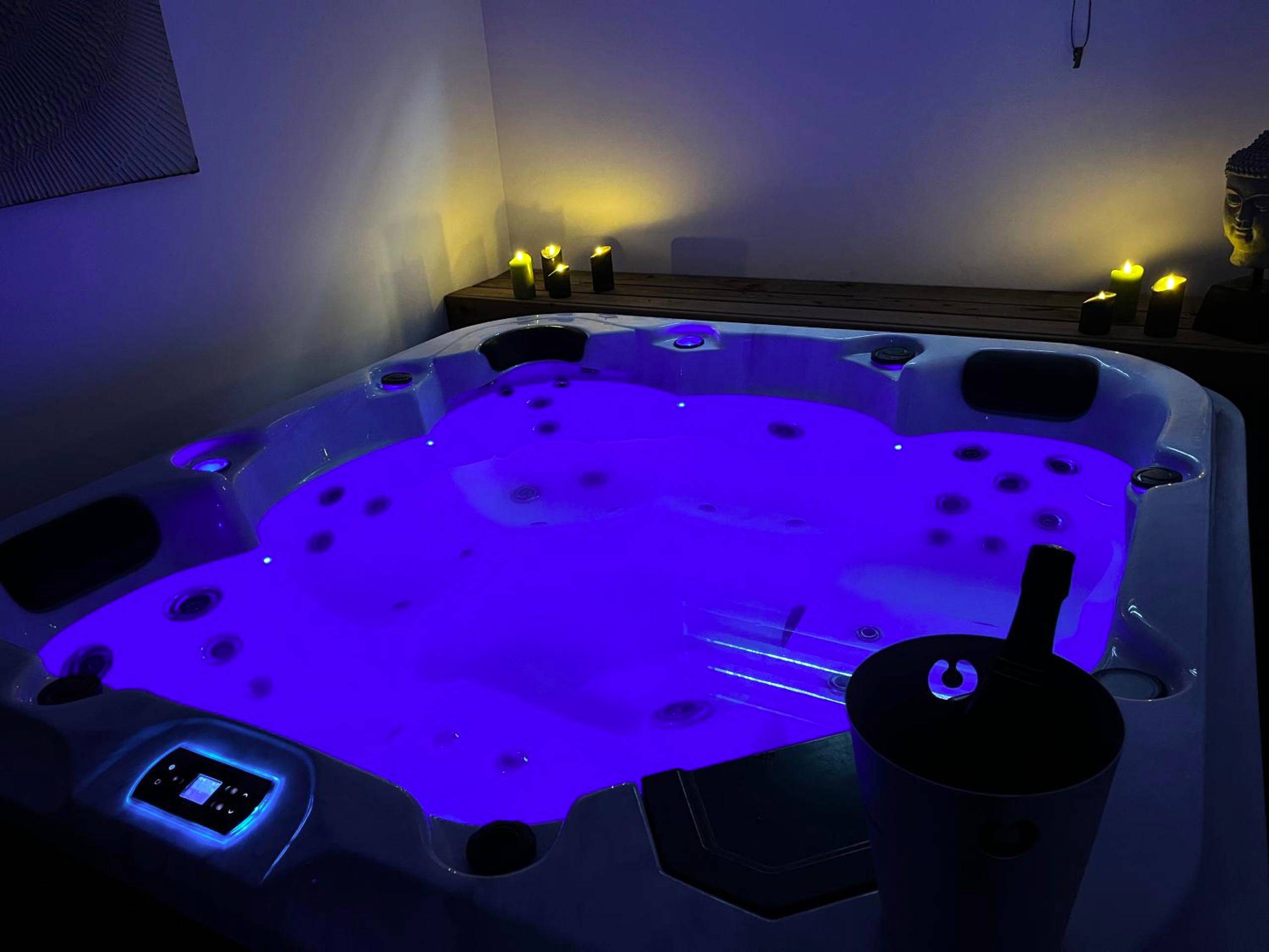 Jacuzzi privatif avec éclairage bleu et bougies - Love Room Villers - Allerand - Détente & Spa