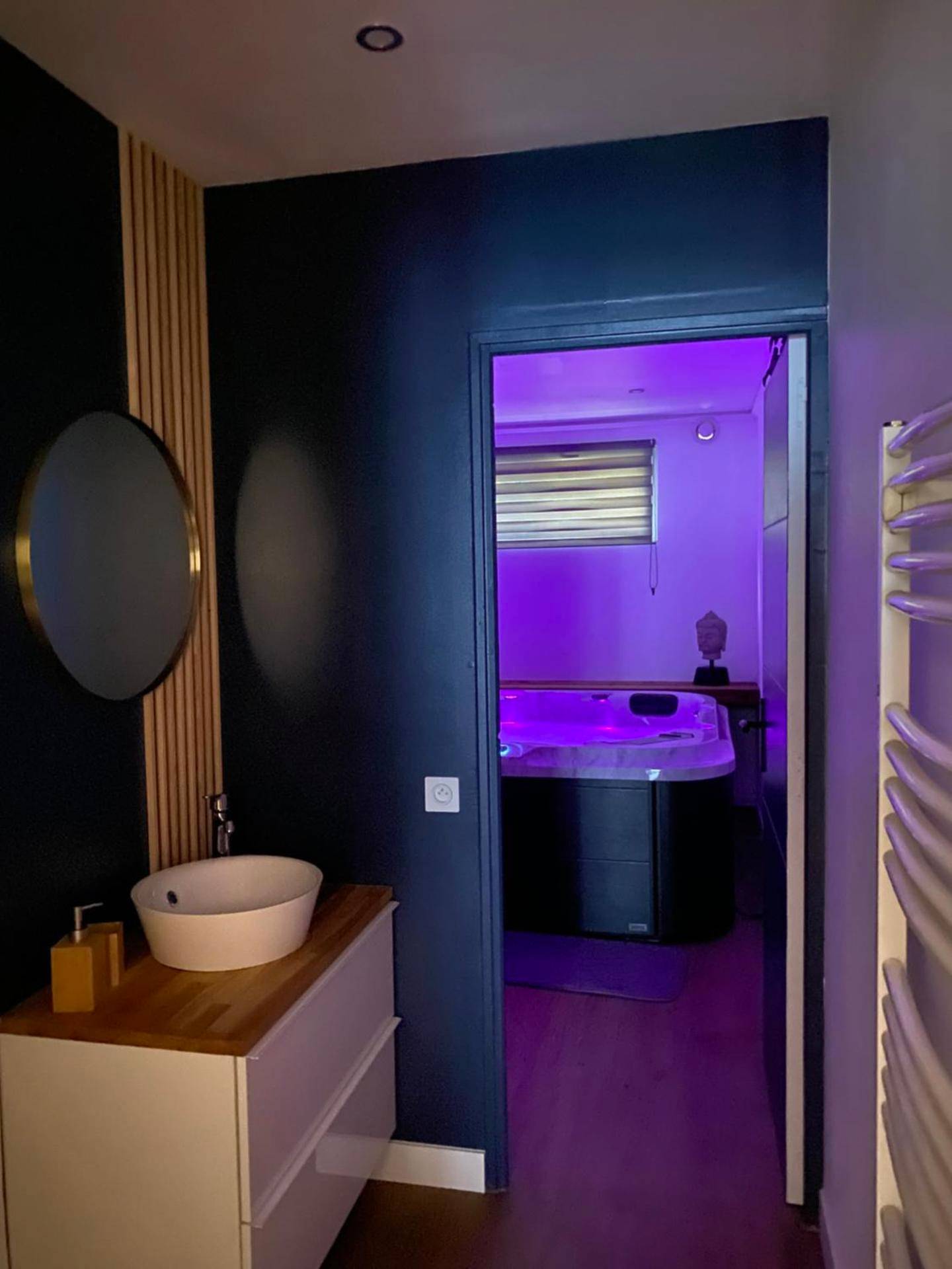 Salle de bain moderne ouvrant sur l'espace spa - Détente & Spa