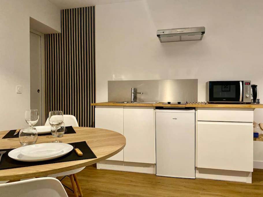 Cuisine équipée et coin repas boisé - Détente & Spa