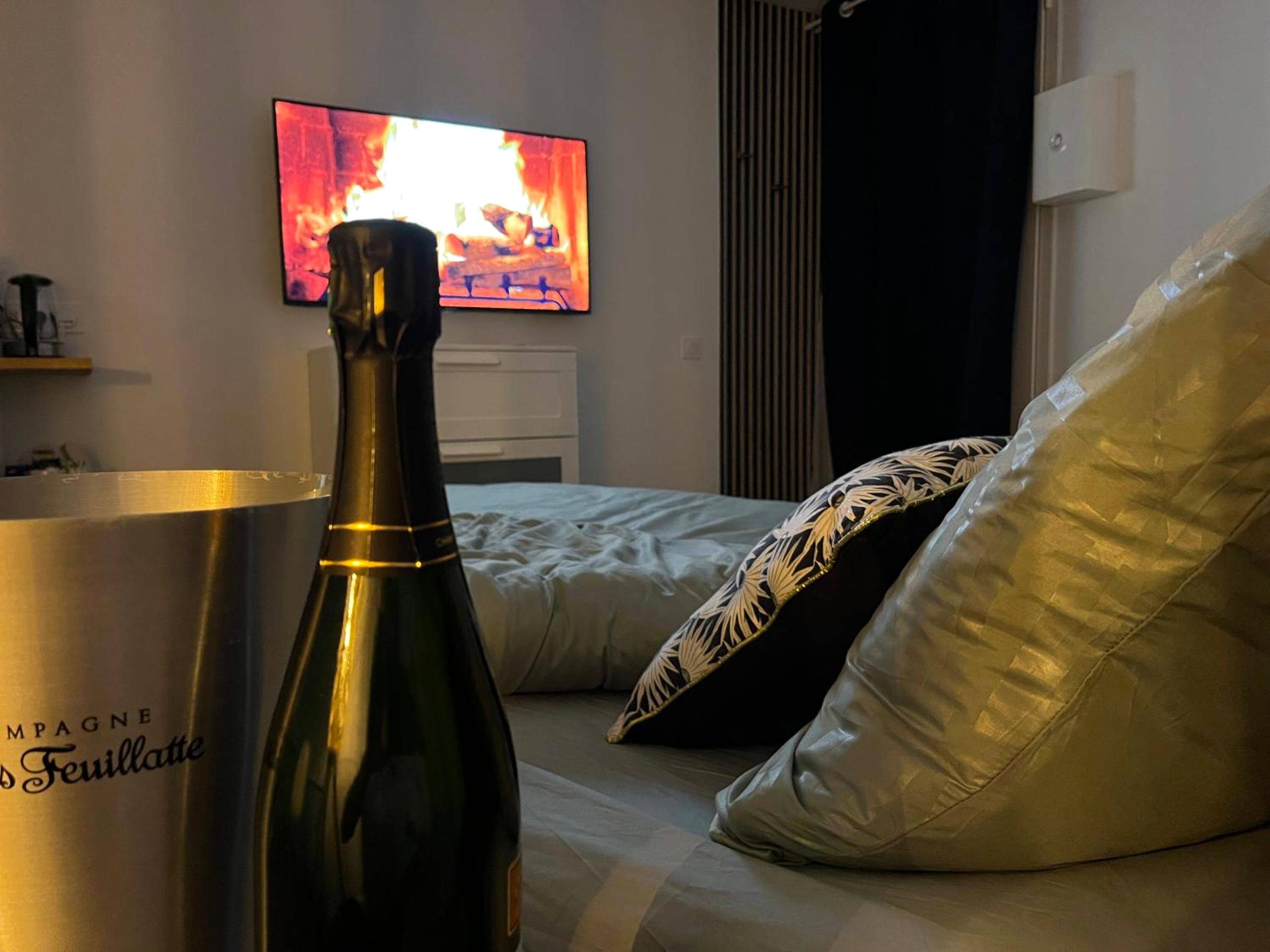 Bouteille de champagne face au lit et à la TV - Détente & Spa