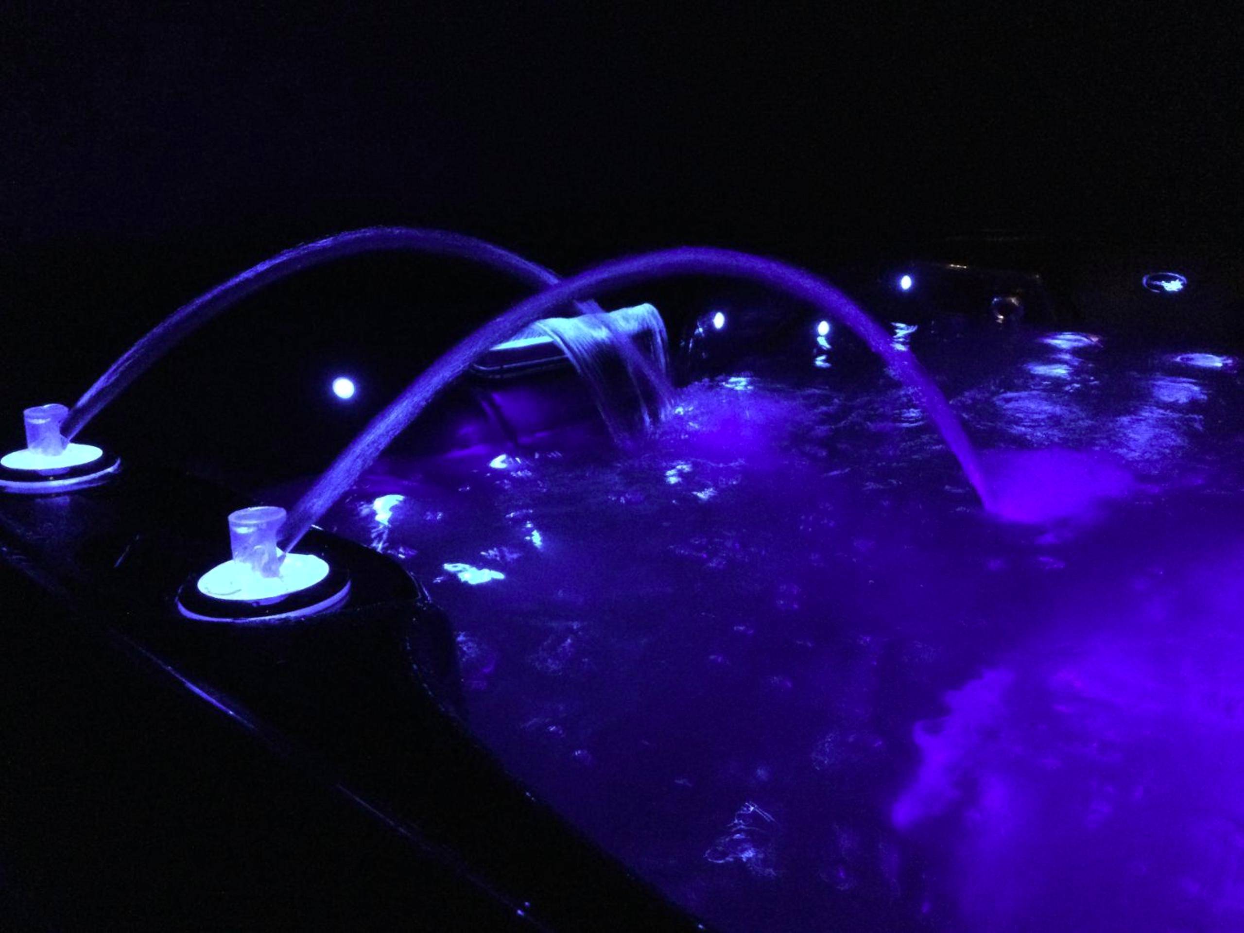 Jets d'eau de jacuzzi avec éclairage violet - Love Room Saint - Inglevert - Détour d’un soir…