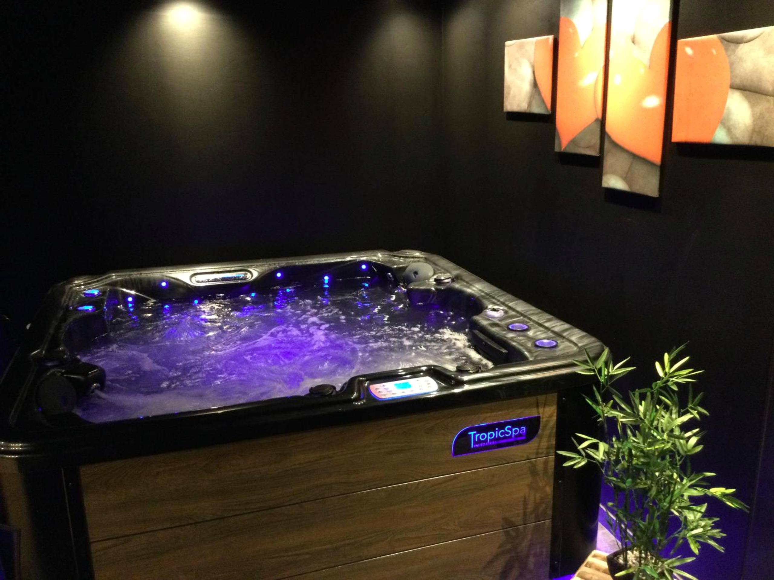 Jacuzzi privatif et décoration murale cœurs - Détour d’un soir…