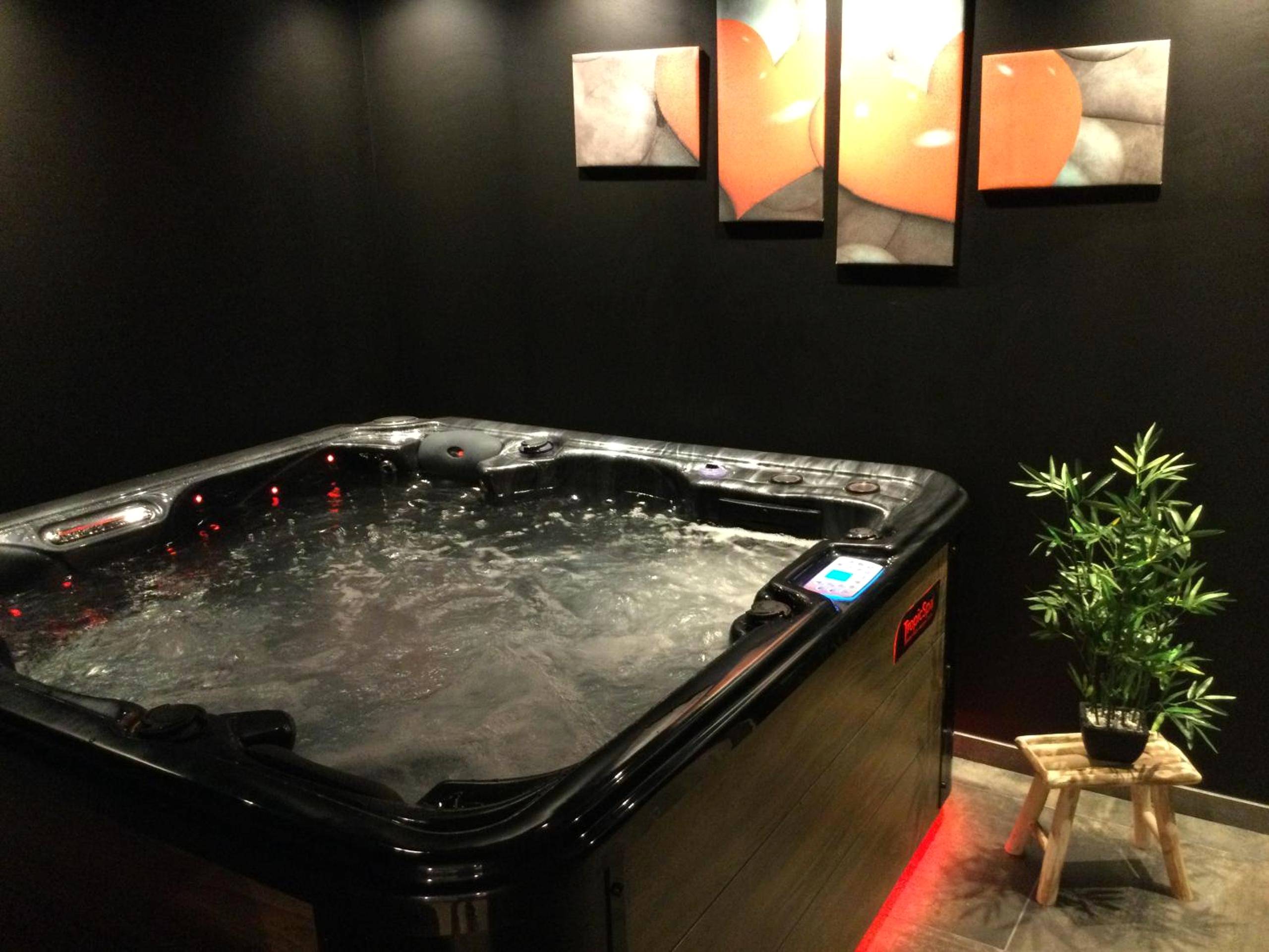 Spa bouillonnant avec éclairage LED rouge - Détour d’un soir…