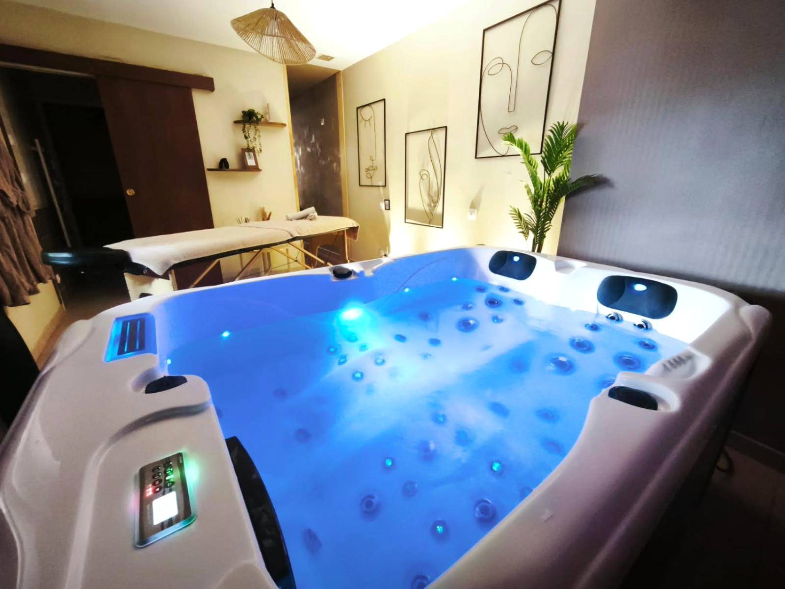 Jacuzzi privatif et table de massage - Love Room Lys - Haut - Layon - Les Deux Sources