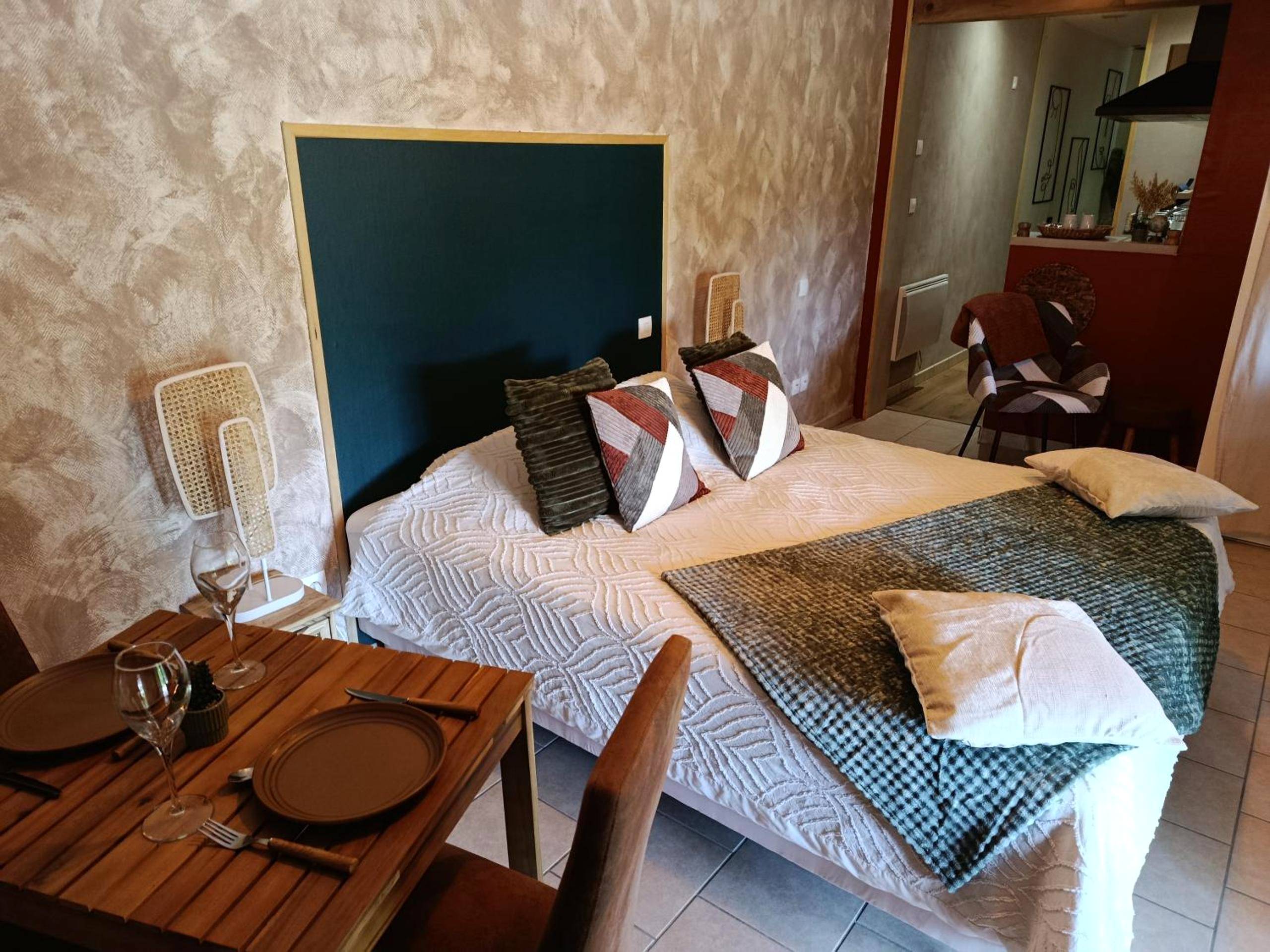 Lit double avec espace repas romantique - Les Deux Sources