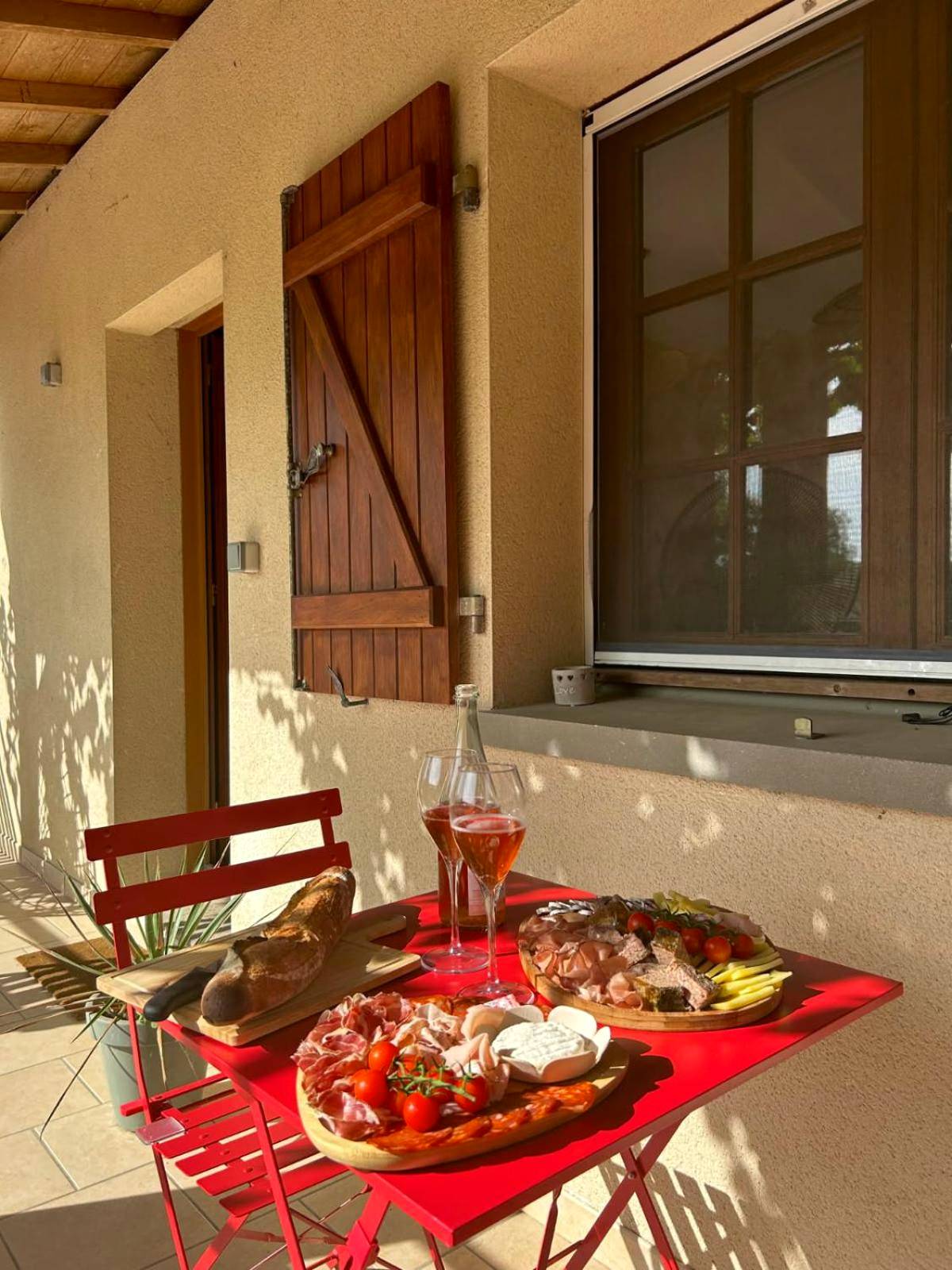 Planches apéritives sur terrasse ensoleillée - Les Deux Sources