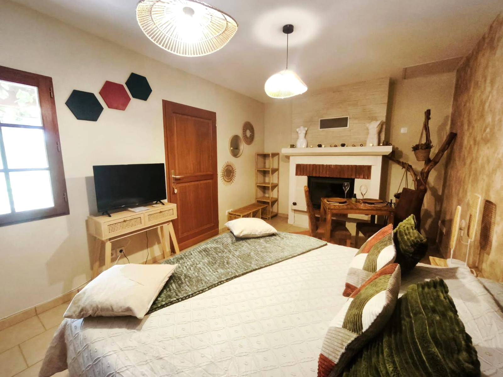 Chambre avec cheminée et coin télévision - Les Deux Sources