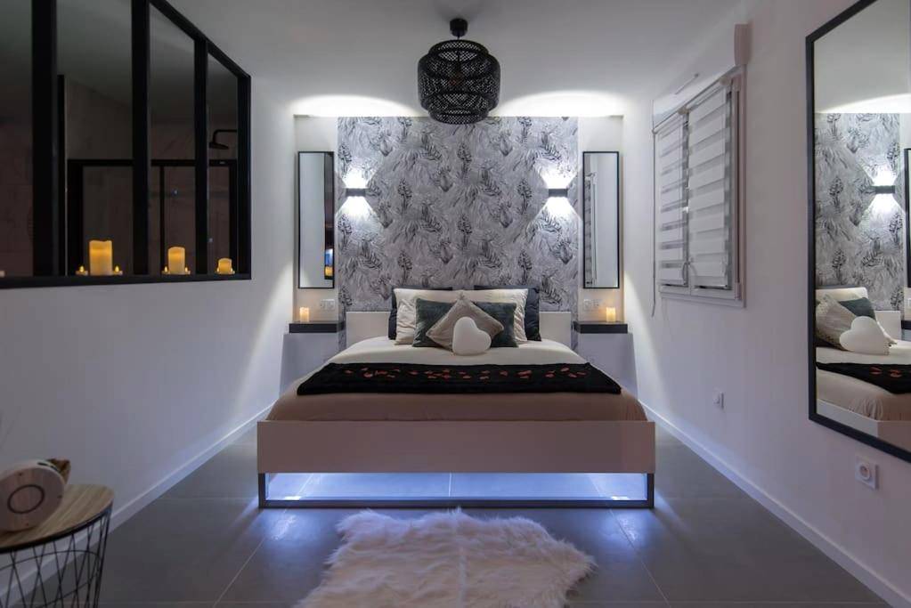 Chambre romantique avec lit rétroéclairé - Le Diamant Secret Love room gîte de charme romantique exceptionnel