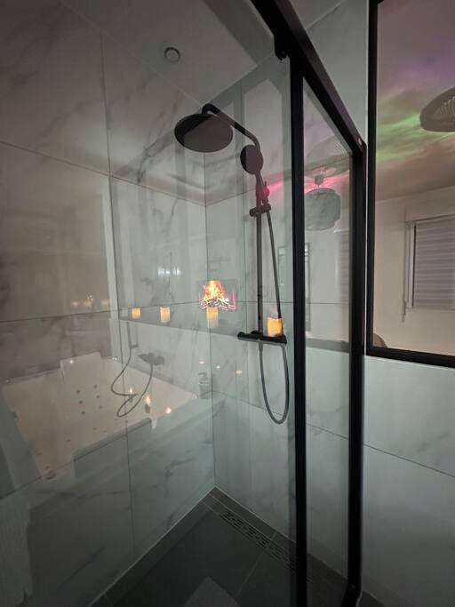 Douche à l'italienne et baignoire balnéo - Le Diamant Secret Love room gîte de charme romantique exceptionnel