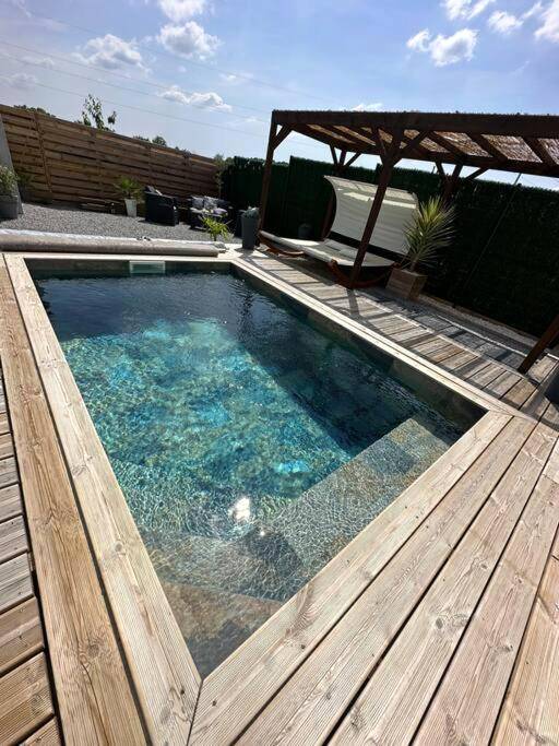 Piscine extérieure sur terrasse en bois - Le Diamant Secret Love room gîte de charme romantique exceptionnel