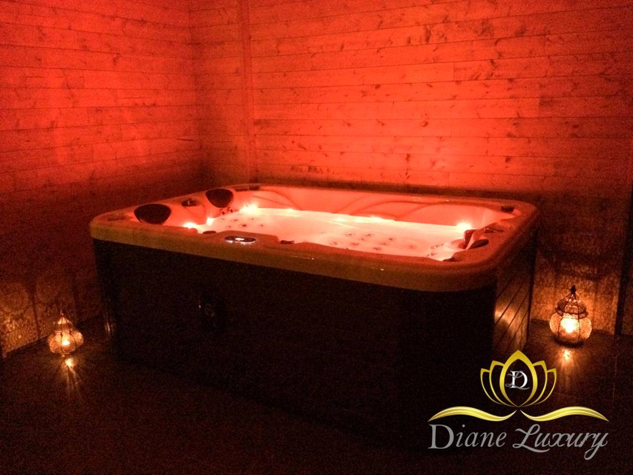 Jacuzzi privatif avec éclairage rouge tamisé - Love Room Roubaix - Diane Luxury 1