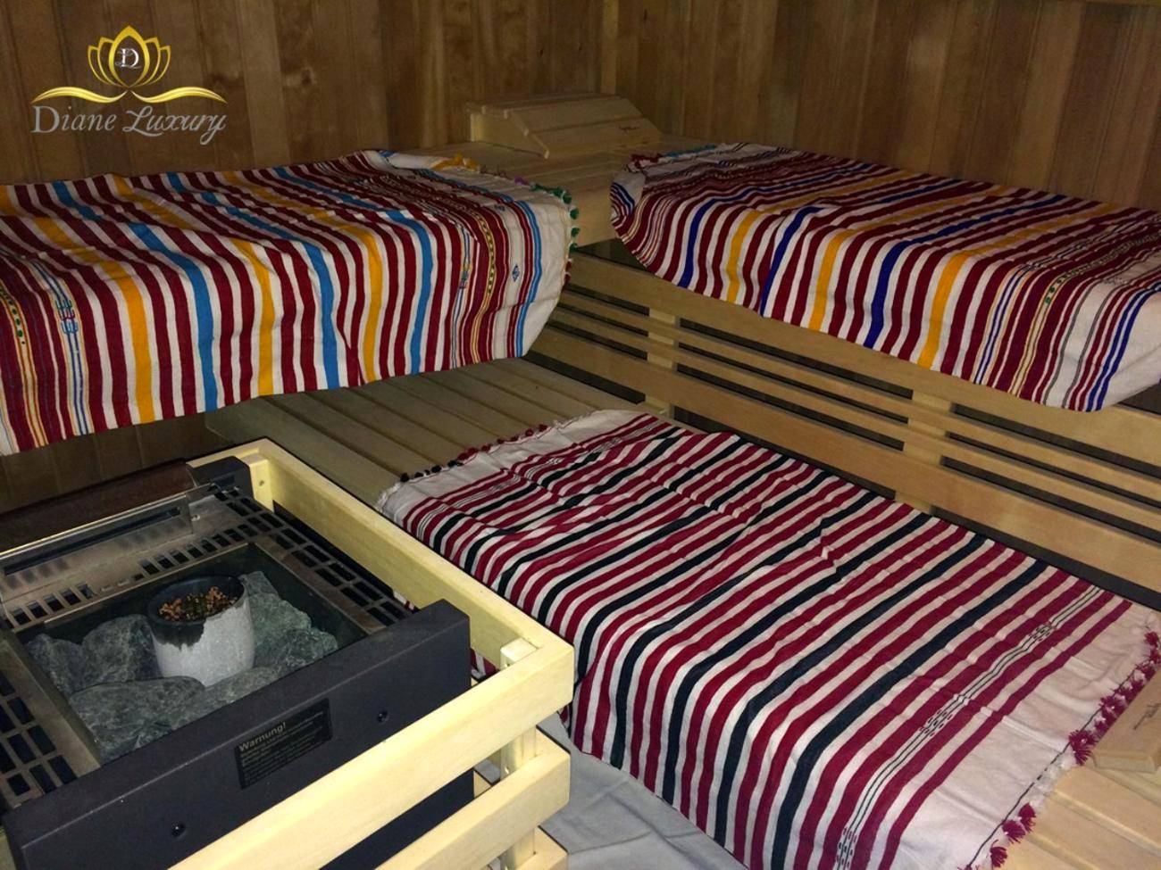Sauna traditionnel en bois avec serviettes - Diane Luxury 1