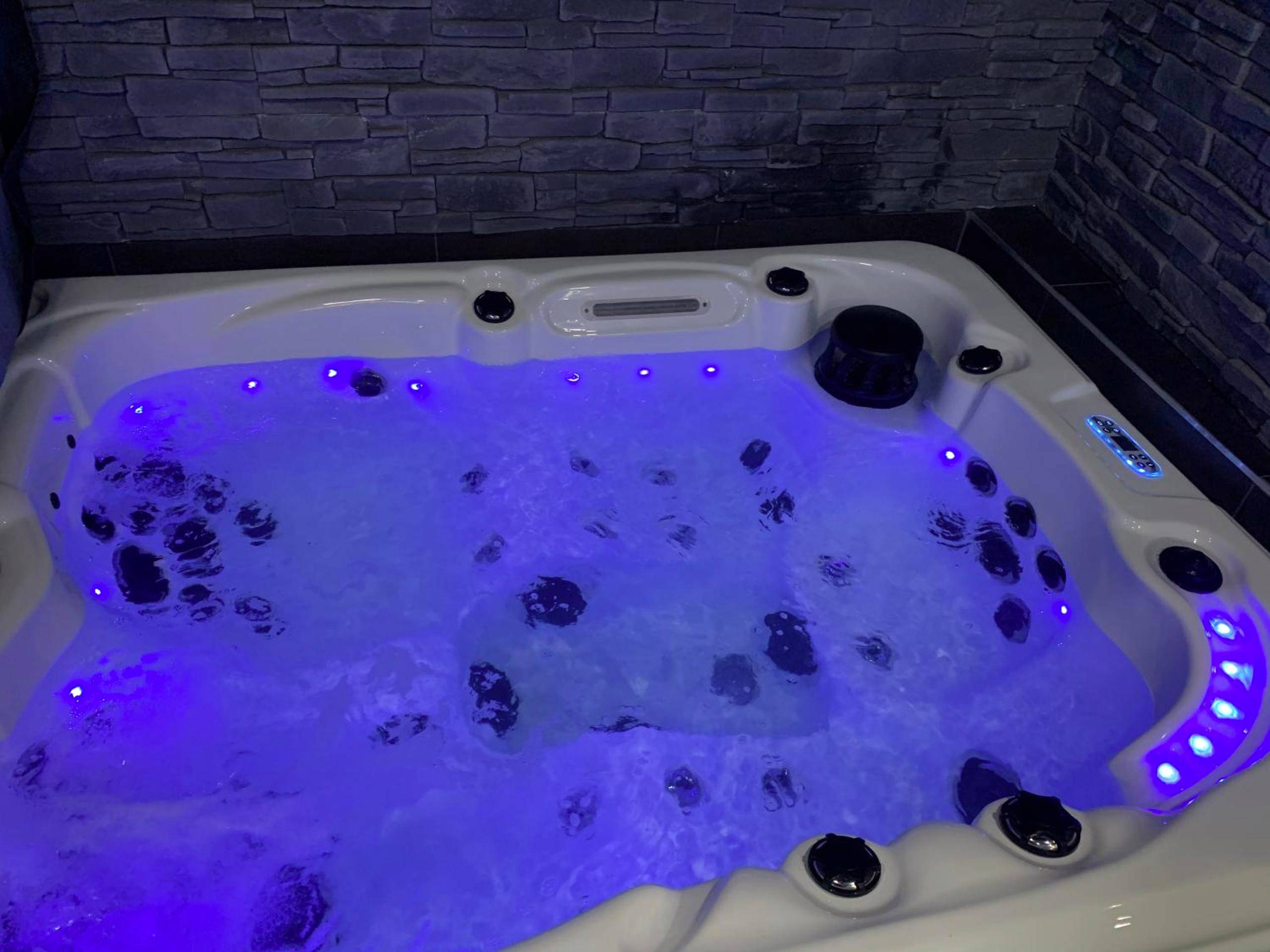 Jacuzzi privatif avec éclairage LED bleu - Love Room Roubaix - Diane Luxury 2