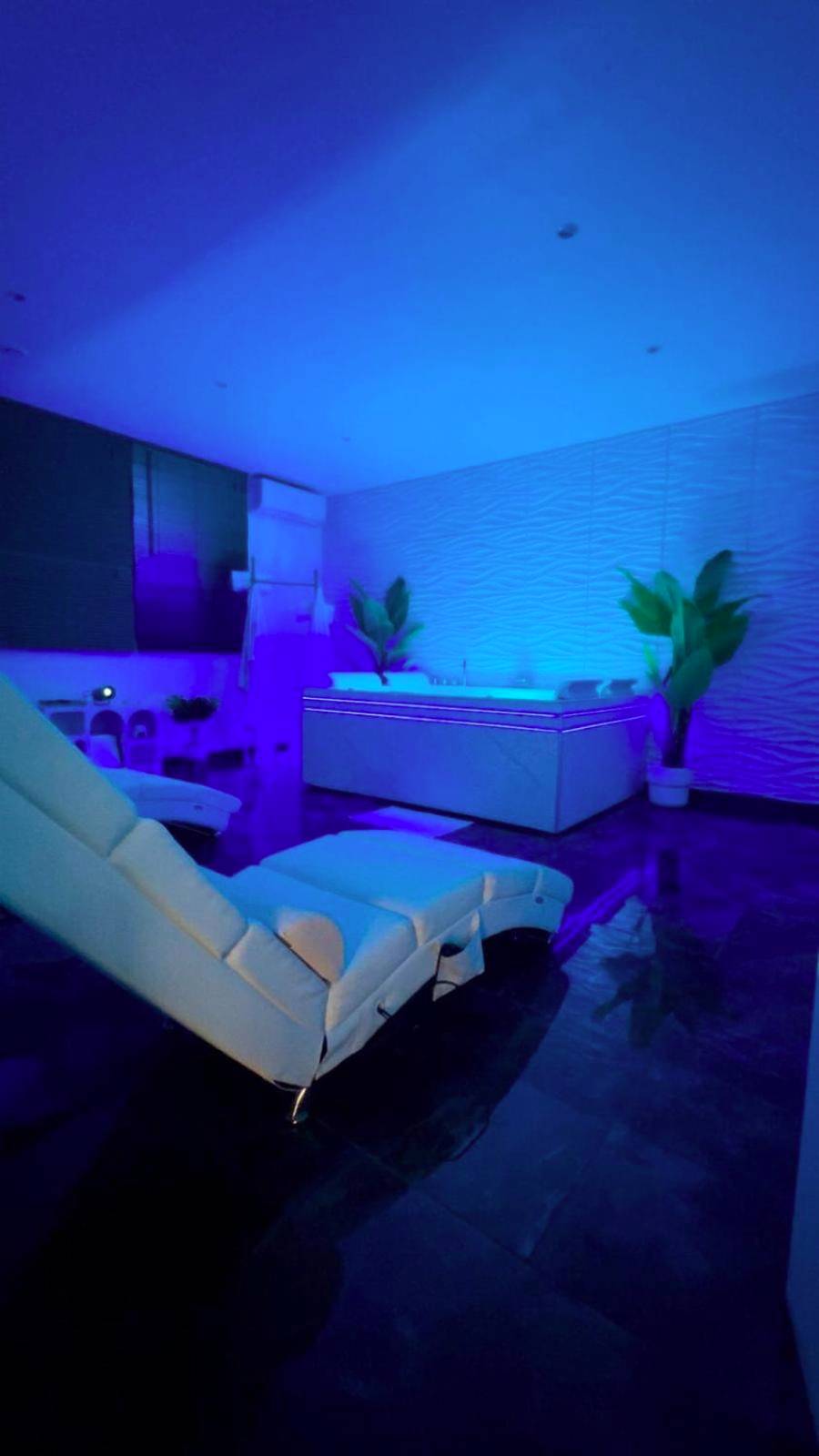 Jacuzzi privatif et fauteuil de relaxation - DIMA SUITE Jacuzzi Privatif