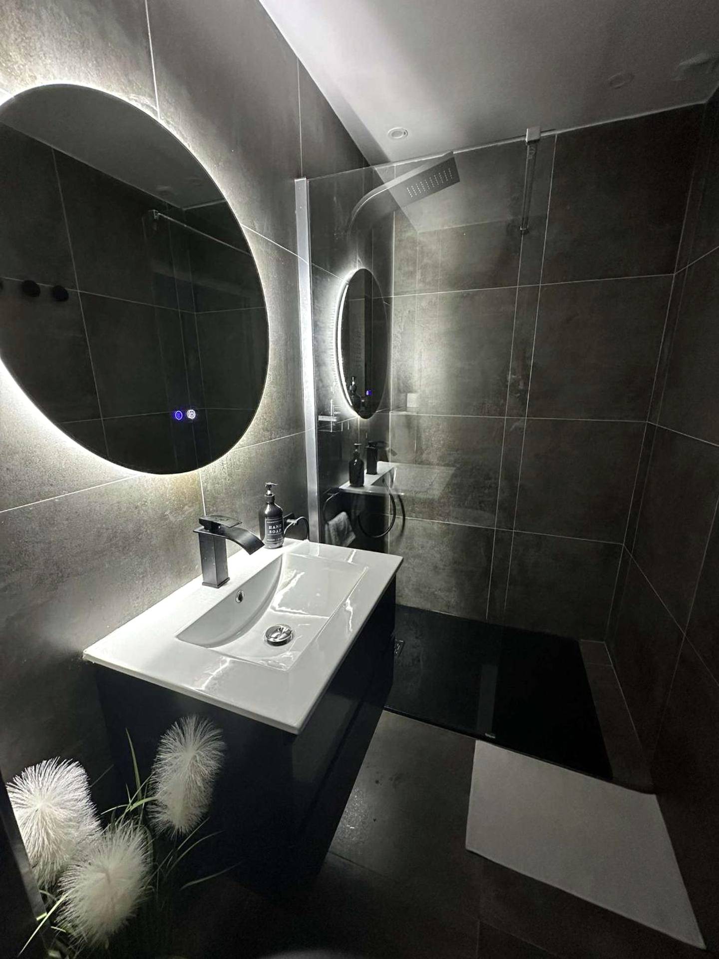 Salle de bain moderne avec miroir rétroéclairé - DIMA SUITE Jacuzzi Privatif