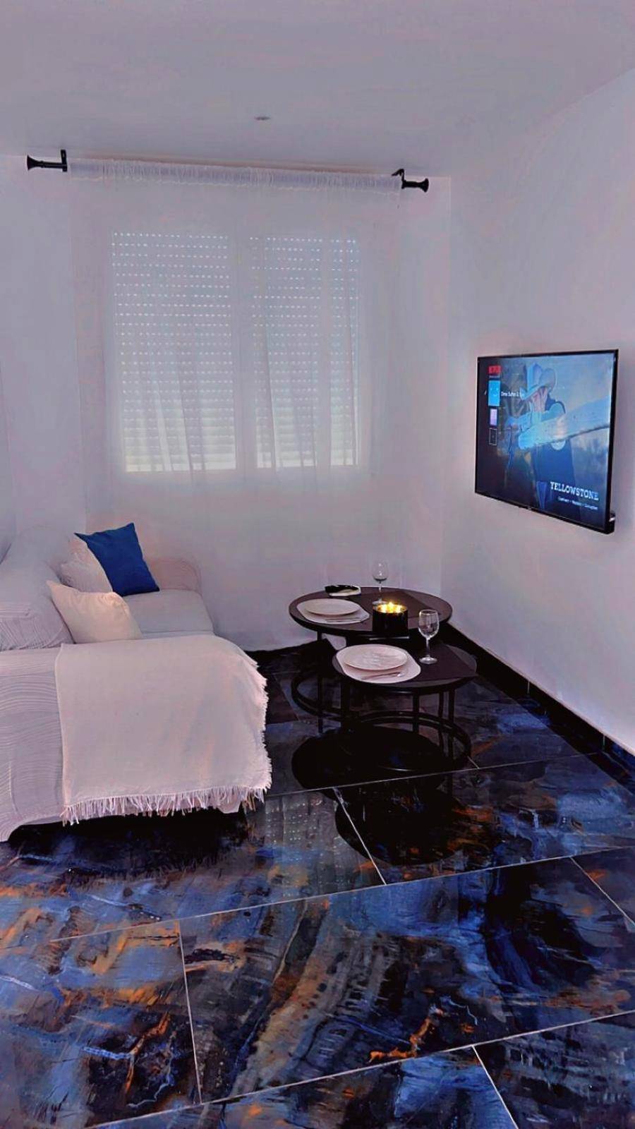 Salon avec canapé, tables basses et télévision - DIMA SUITE Jacuzzi Privatif