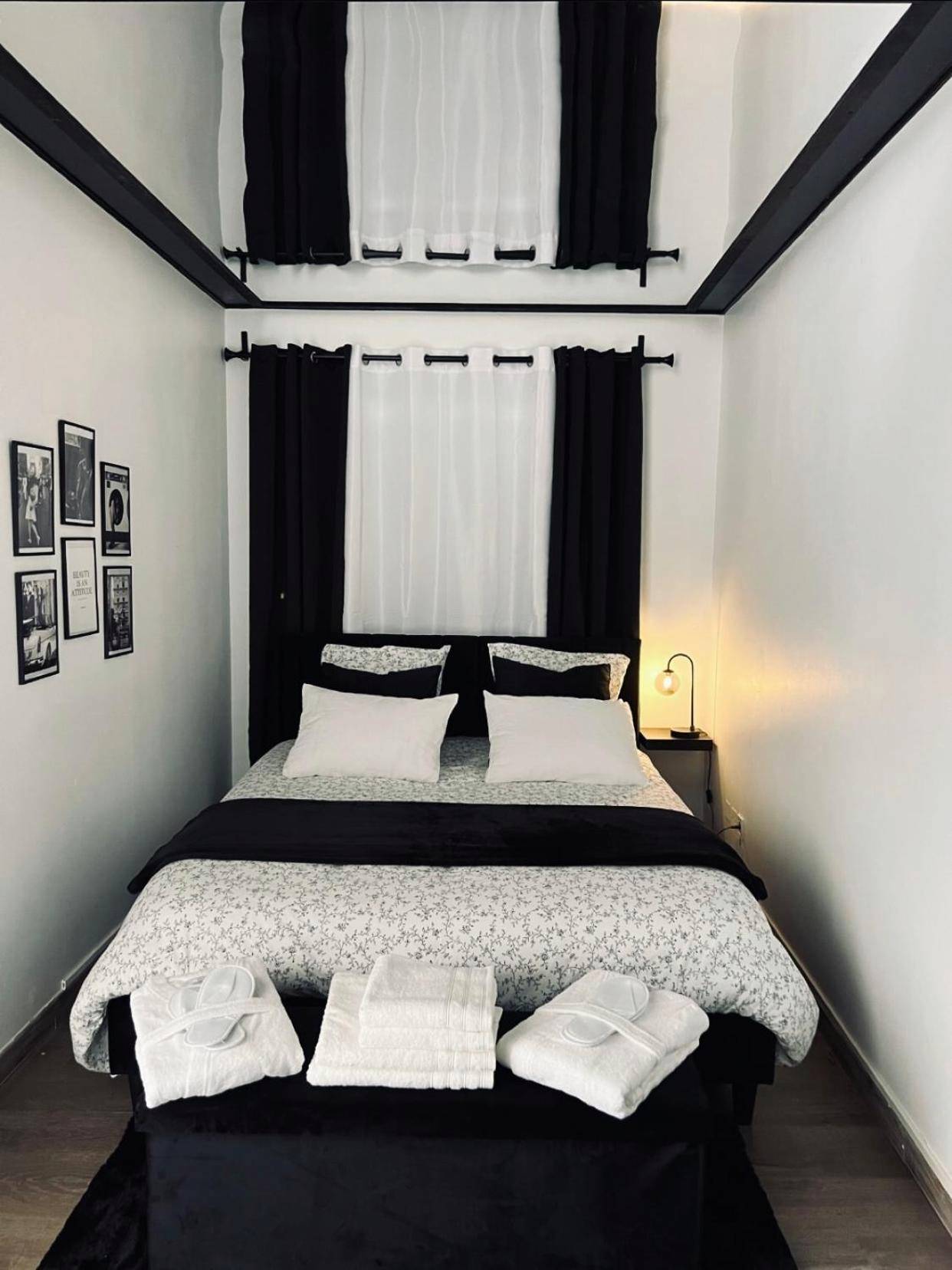 Lit double avec miroir au plafond et peignoirs - DIMA SUITE Jacuzzi Privatif