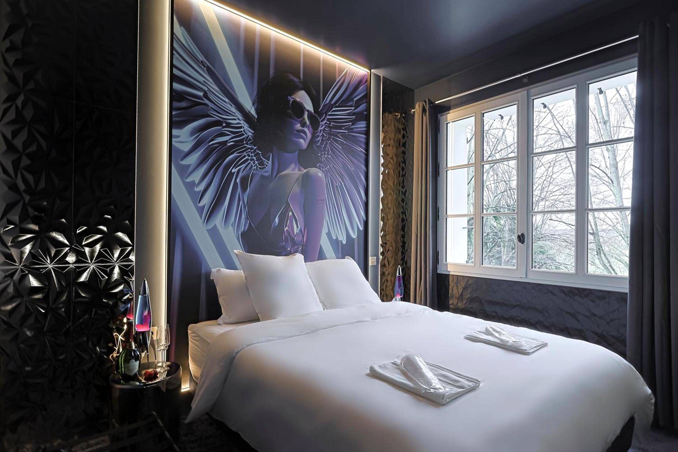 Lit double avec fresque murale rétro - éclairée - Love Room Carrières - sur - Seine - Divine Couture - Suite Victoire