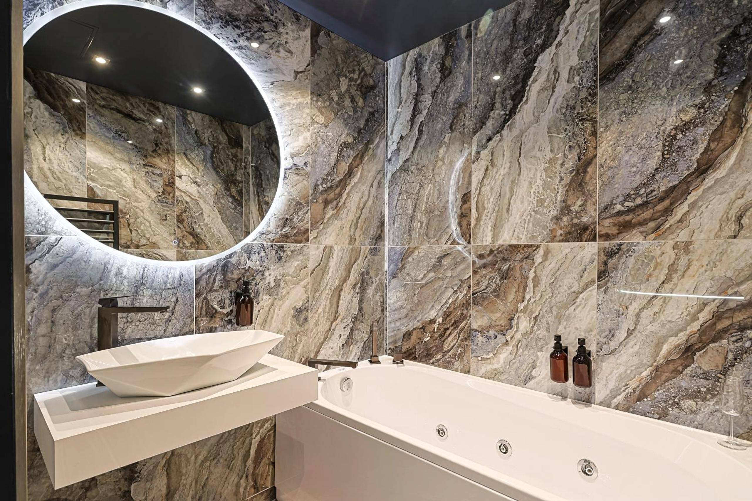 Baignoire balnéo et vasque design en marbre - Divine Couture - Suite Victoire