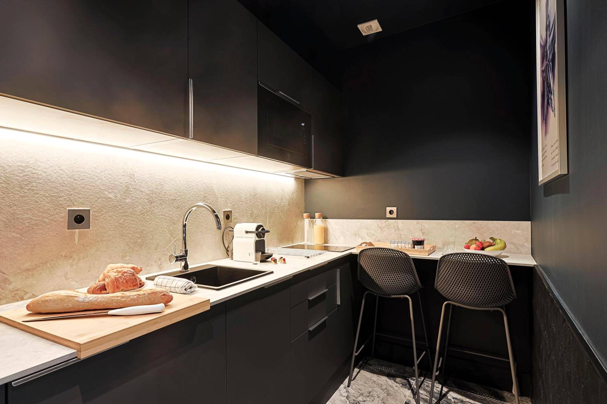 Cuisine équipée moderne avec coin repas - Divine Couture - Suite Victoire