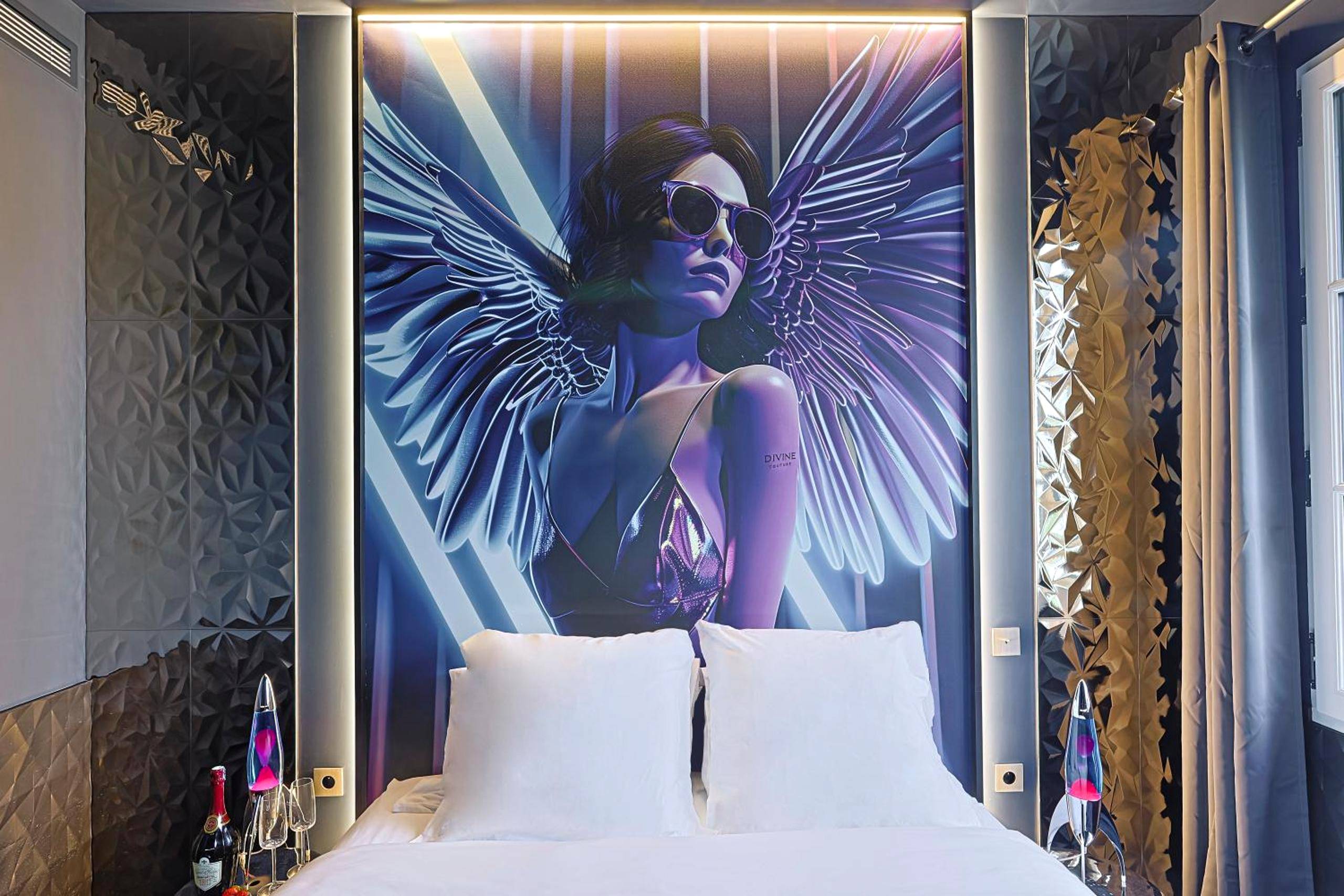 Tête de lit artistique avec lampes à lave - Divine Couture - Suite Victoire