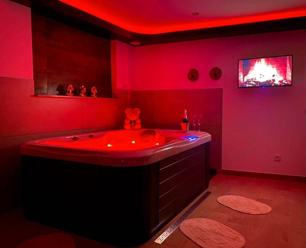 Jacuzzi privatif avec éclairage LED rouge - Love Room Richemont - Dm cocooning