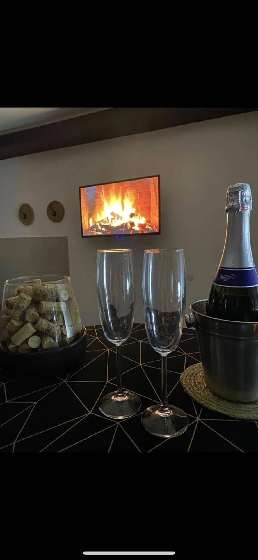 Flûtes et bouteille de champagne devant la TV - Dm cocooning