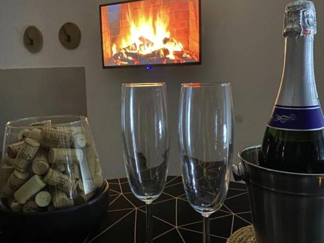 Flûtes et bouteille de champagne devant la TV - Dm cocooning