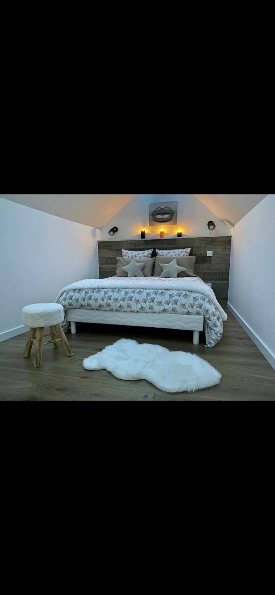 Chambre avec lit double et tapis en fourrure - Dm cocooning