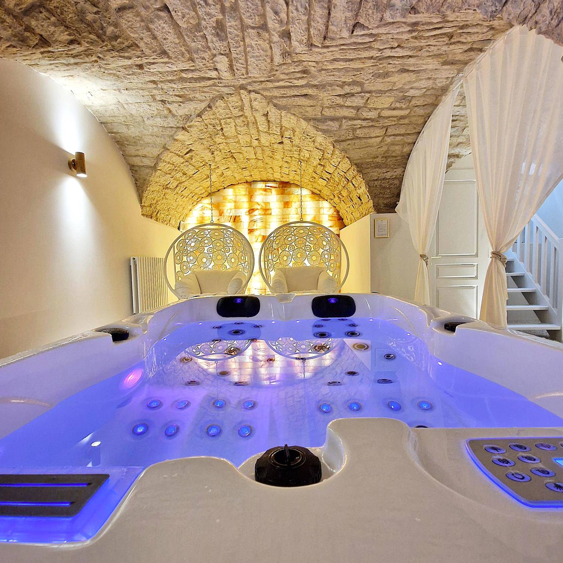 Jacuzzi privatif sous voûte en pierre - Love Room Dole - La Dolce Vita Spa privatif