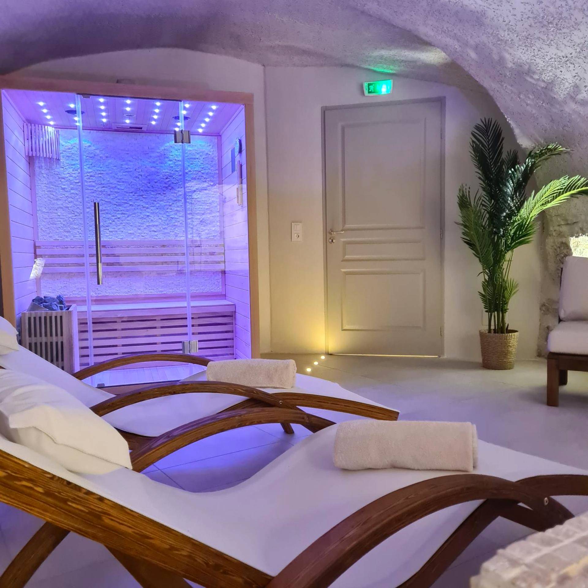 Chaises longues et sauna avec éclairage bleu - La Dolce Vita Spa privatif