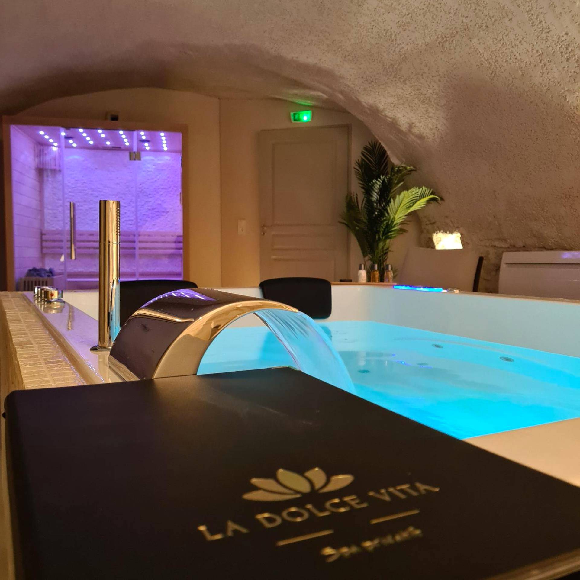 Bassin de balnéothérapie avec cascade d'eau - La Dolce Vita Spa privatif