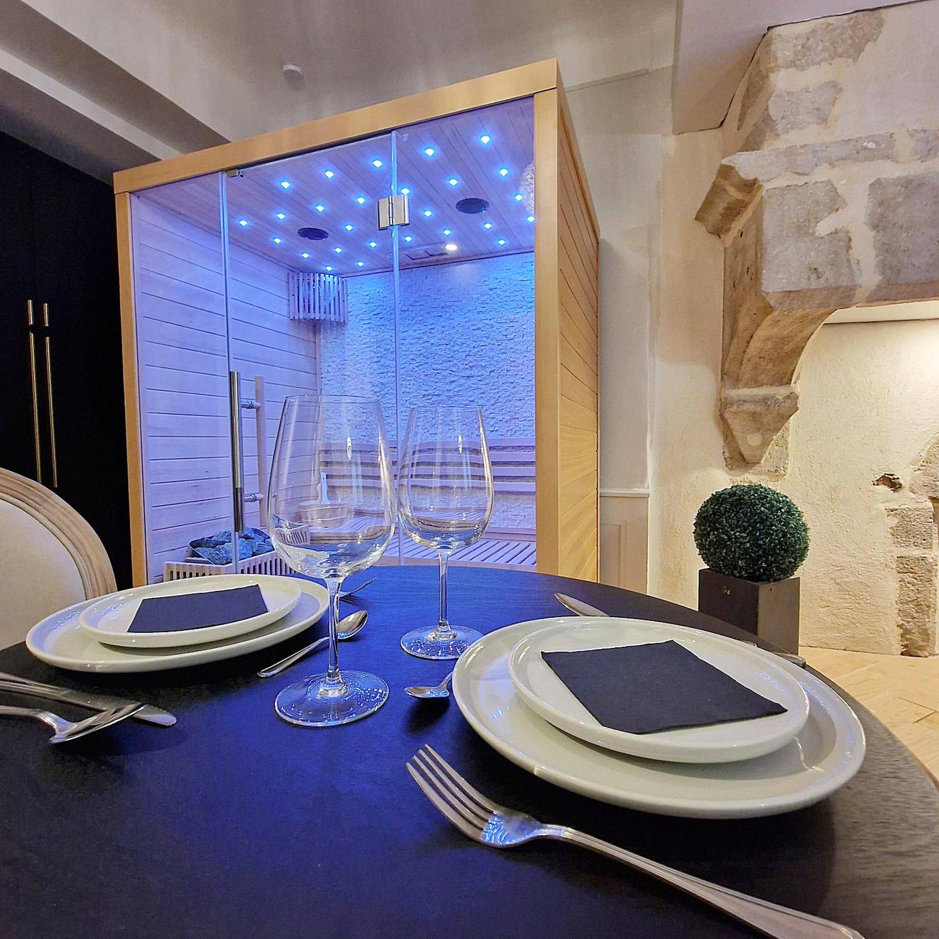 Table dressée face au sauna privatif - La Dolce Vita Spa privatif