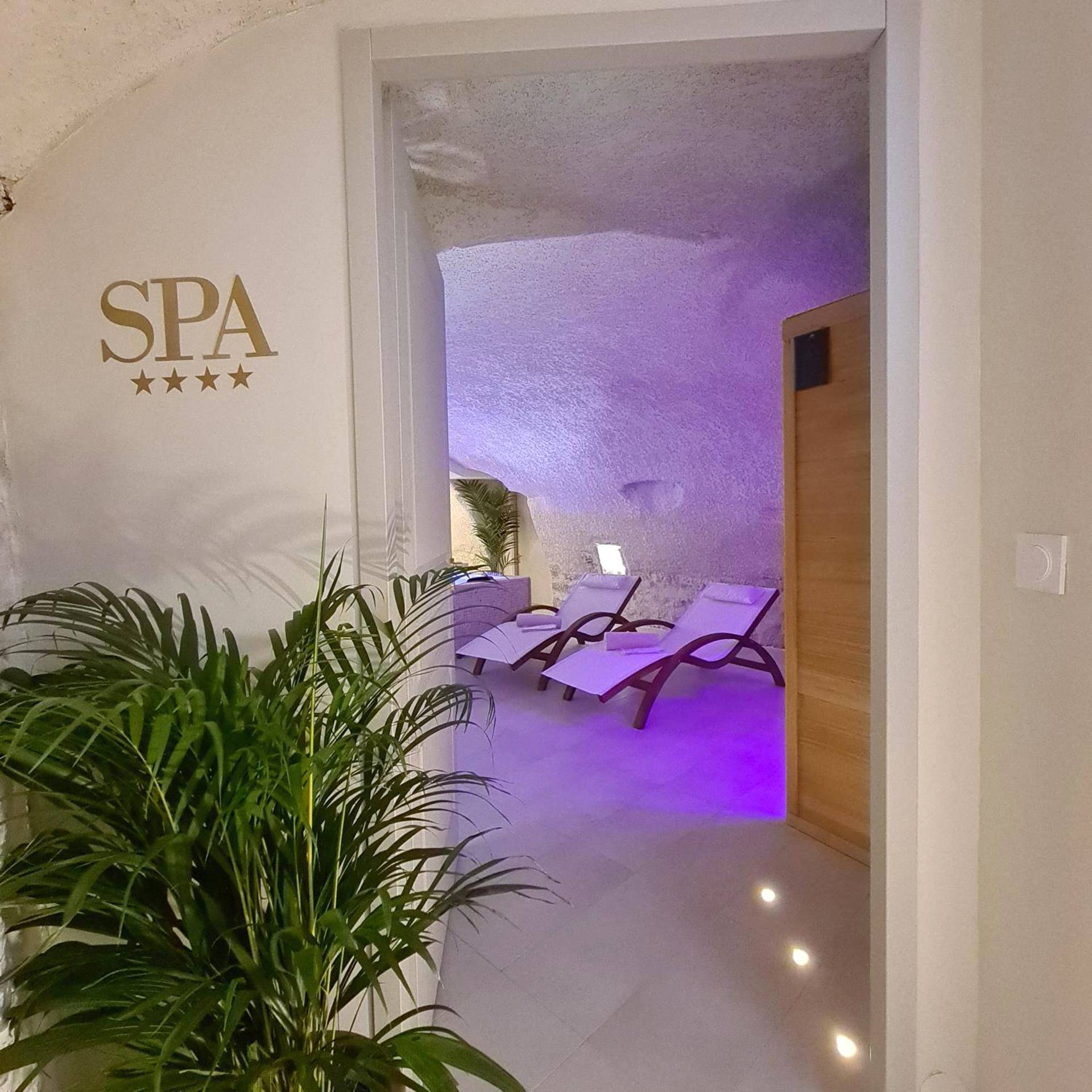 Entrée de l'espace spa avec transats - La Dolce Vita Spa privatif