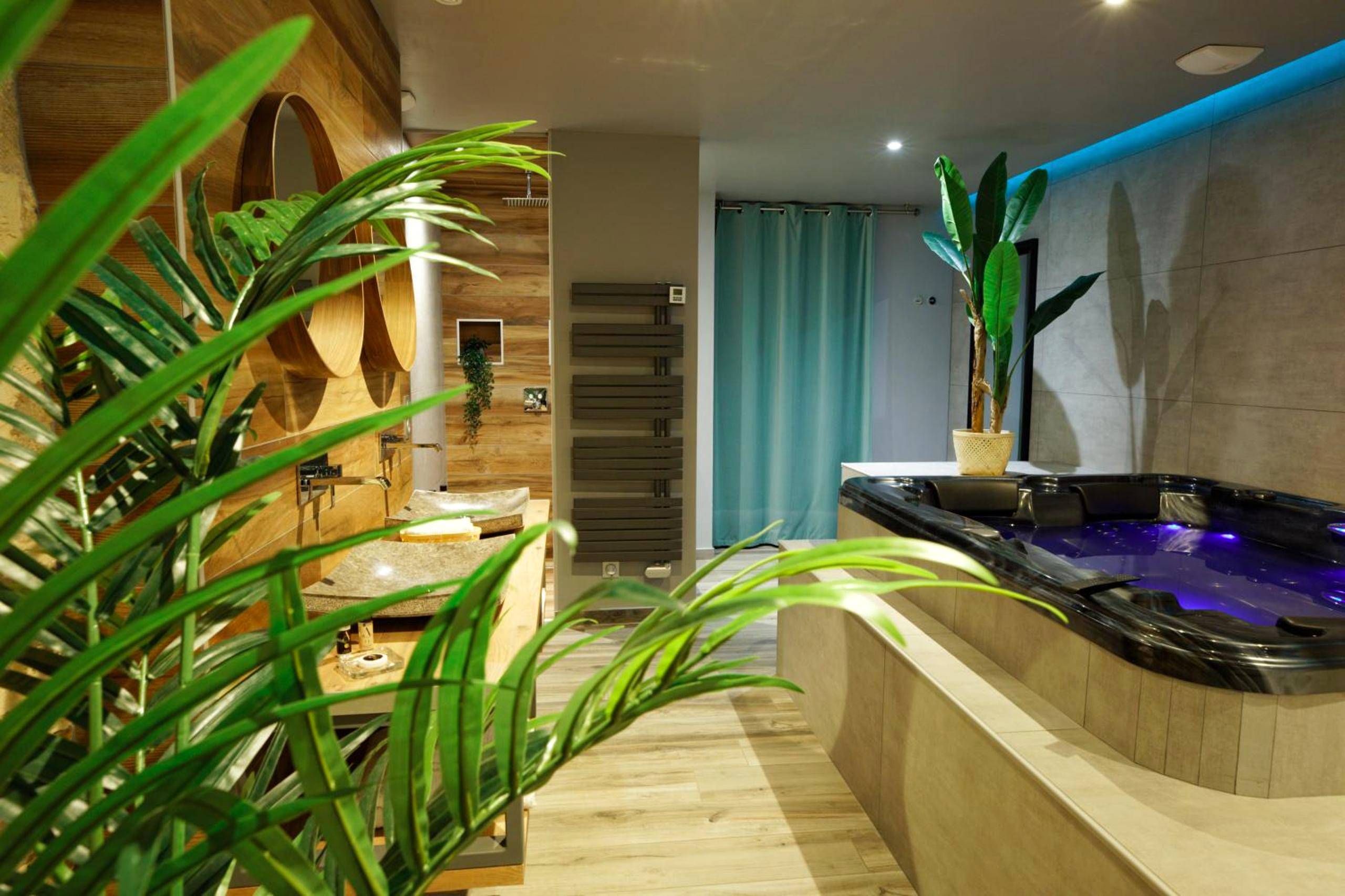 Jacuzzi privatif avec éclairage LED bleu - LA DOLCEVITA SPA Suite privative