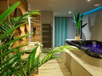 Jacuzzi privatif avec éclairage LED bleu - LA DOLCEVITA SPA Suite privative