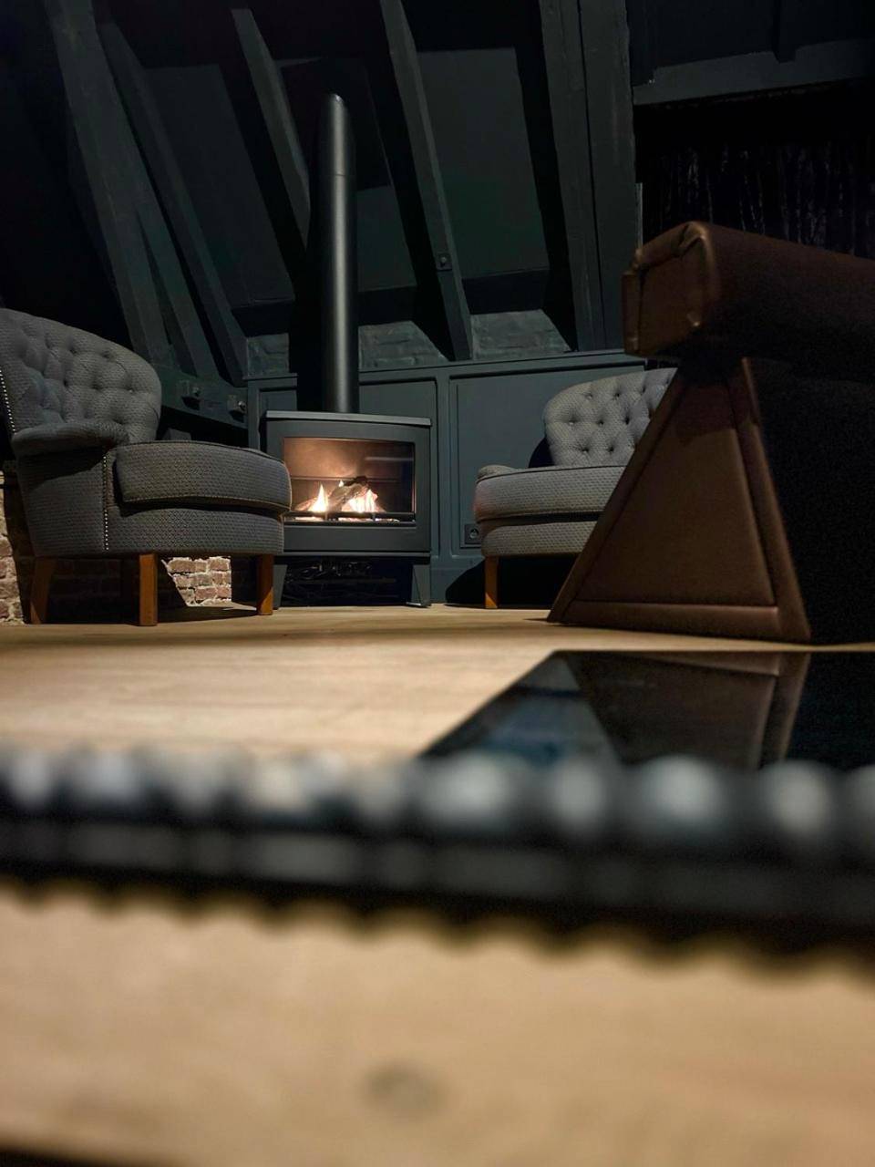 Poêle à bois entre deux fauteuils capitonnés - Love Room Parentis - en - Born - Domaine 10