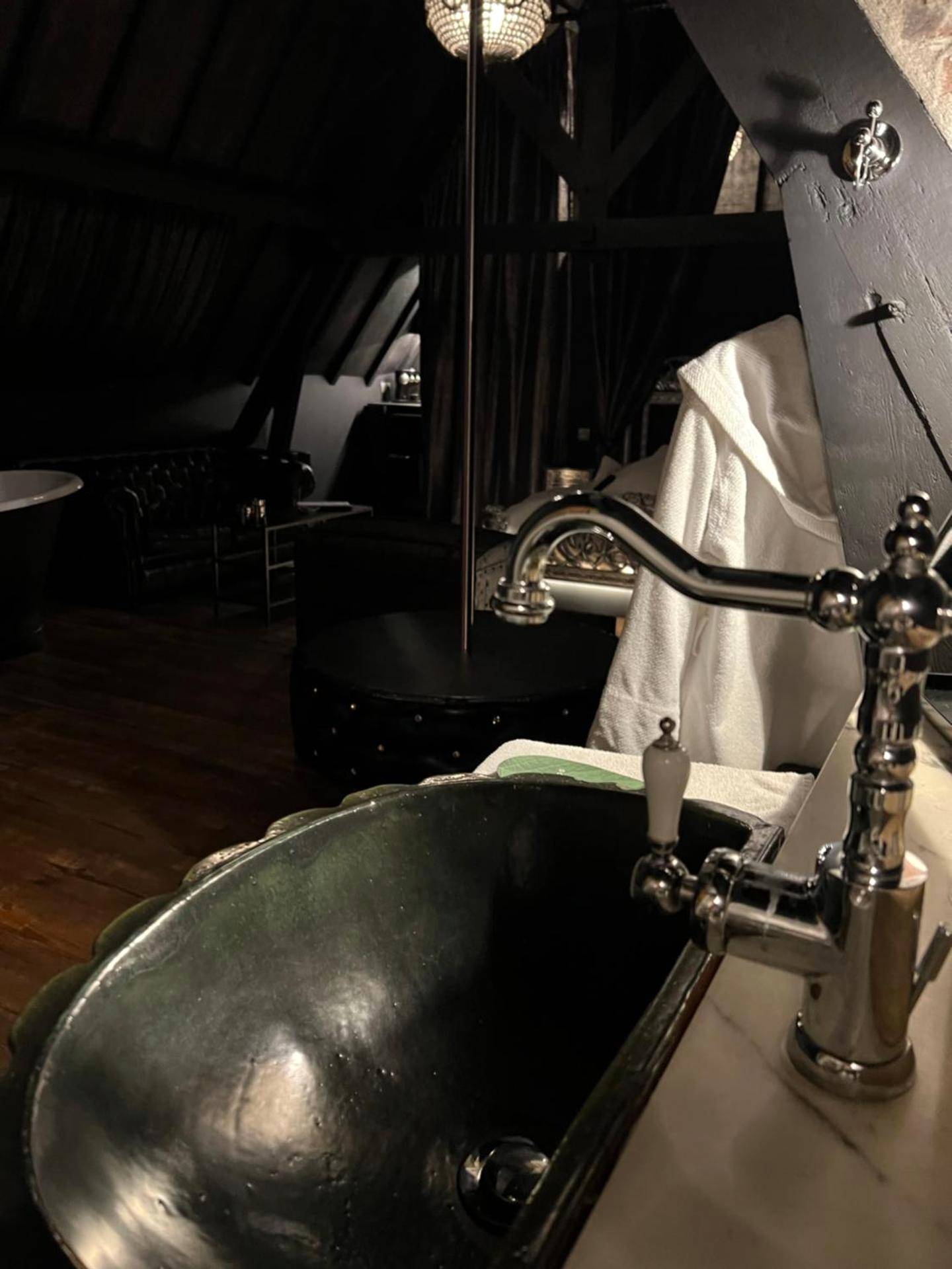 Vasque artisanale et robinetterie rétro - Domaine 10