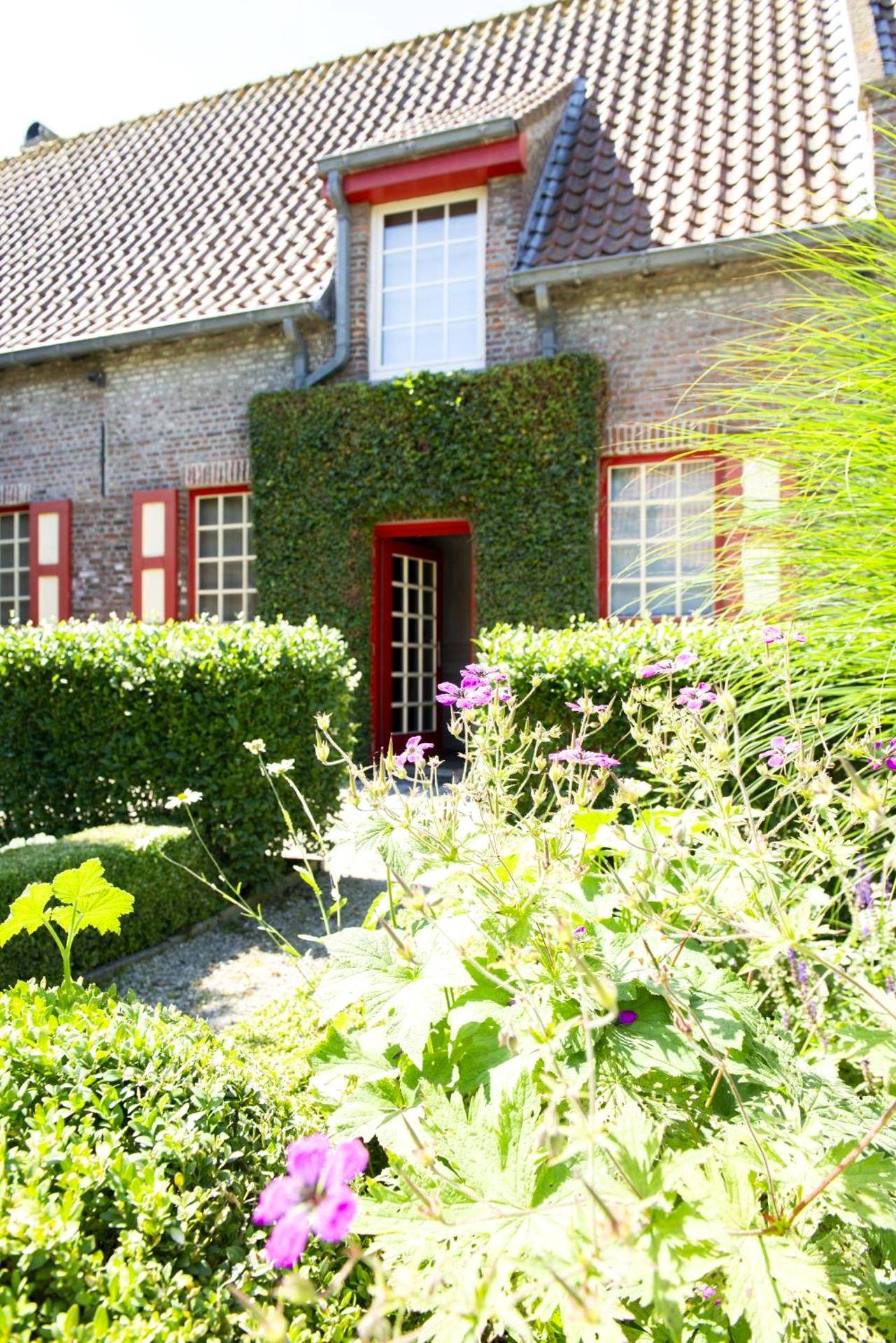 Façade en briques avec jardin fleuri - Domaine 10