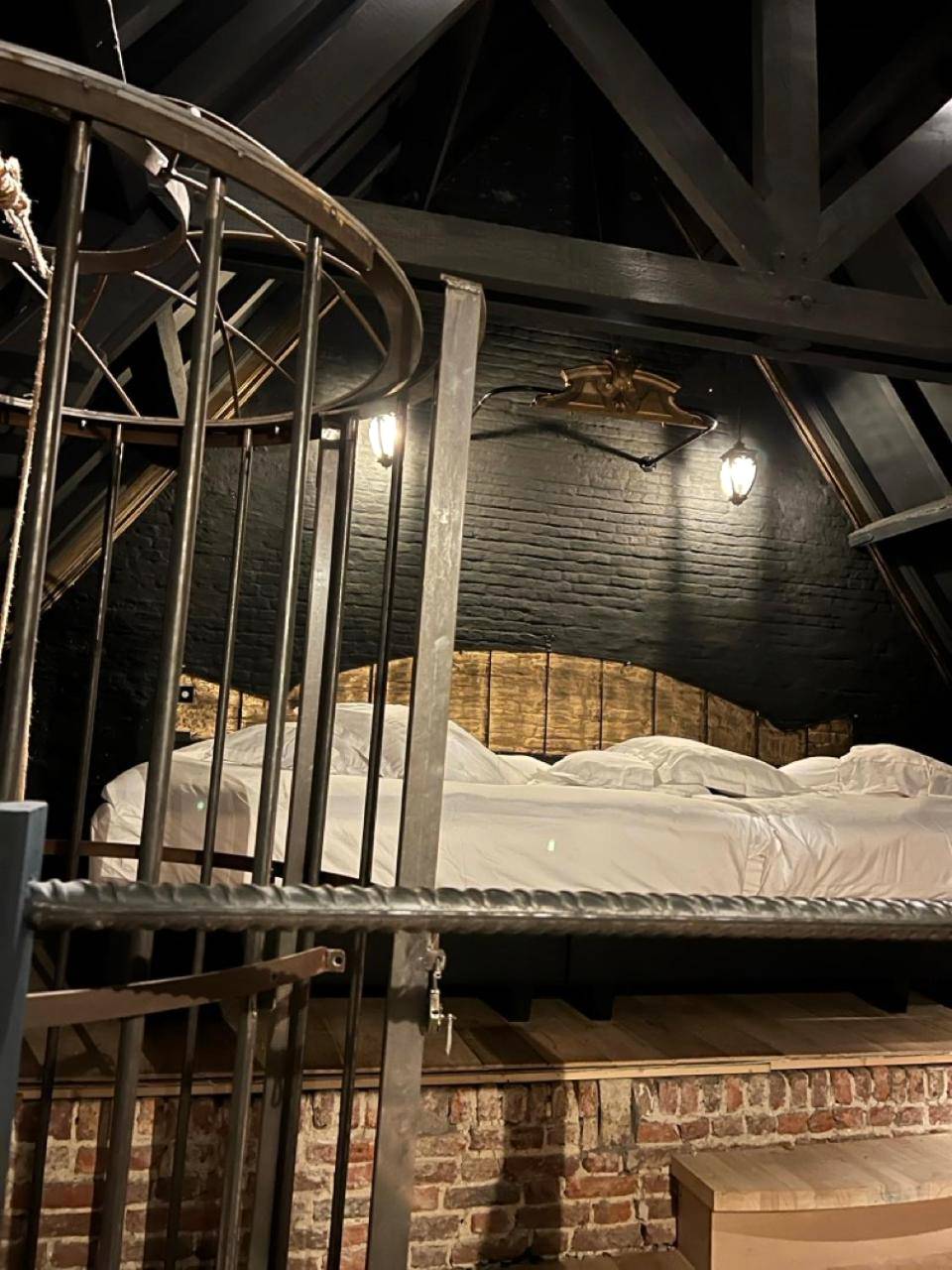 Lit double sous charpente avec barreaux - Domaine 10