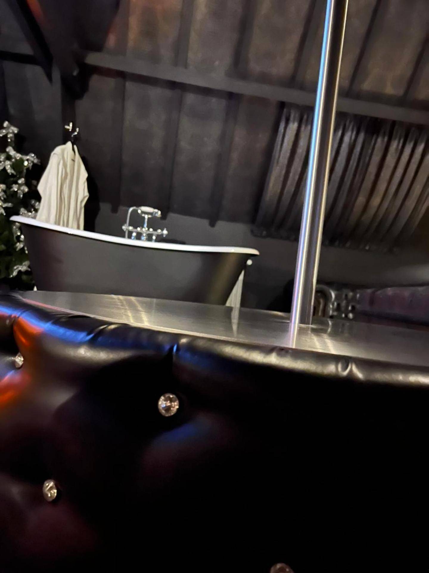 Barre de pole dance et baignoire îlot - Domaine 10