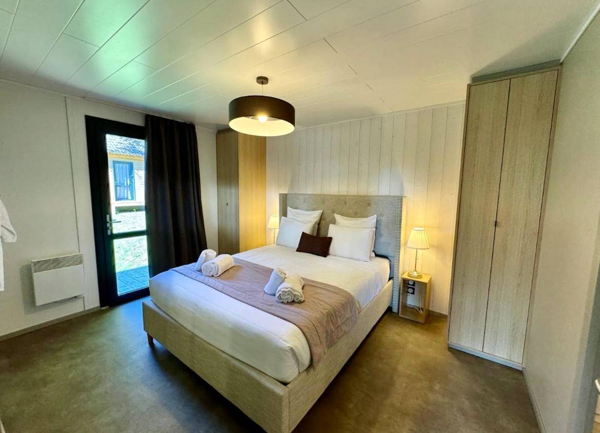 Chambre avec lit double et linge de maison - Domaine les 2 Mondes