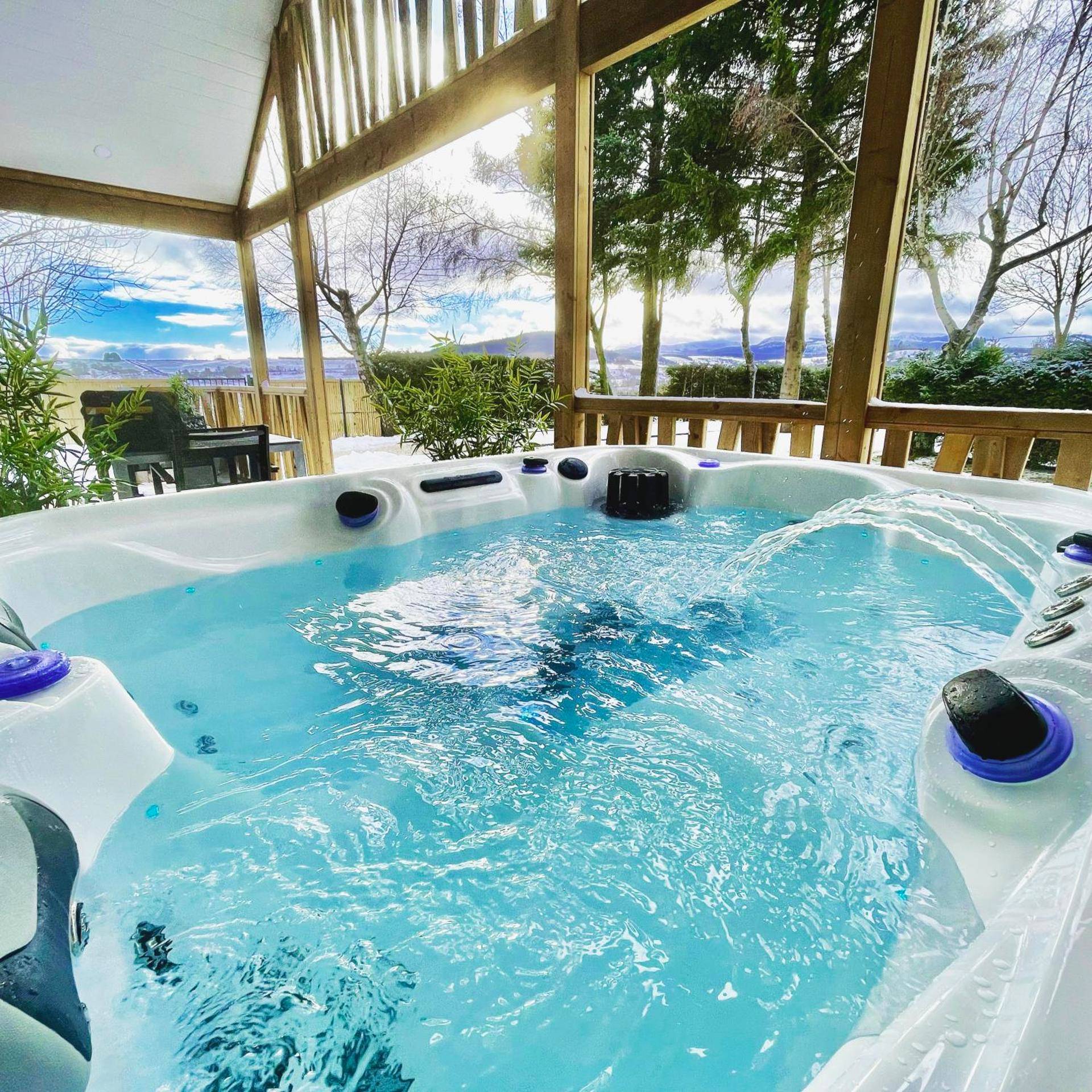 Jacuzzi extérieur avec vue sur la montagne - Domaine les 2 Mondes