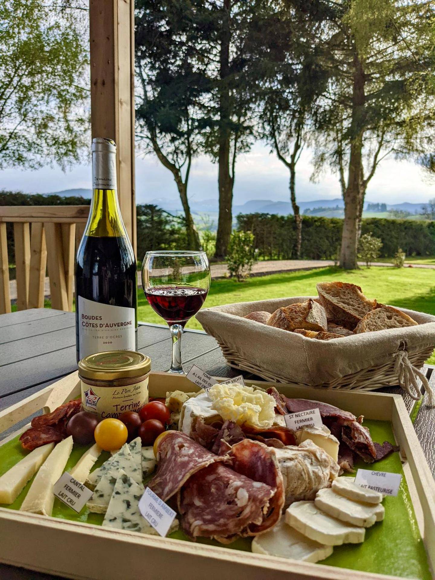 Plateau de produits locaux et vin en terrasse - Domaine les 2 Mondes