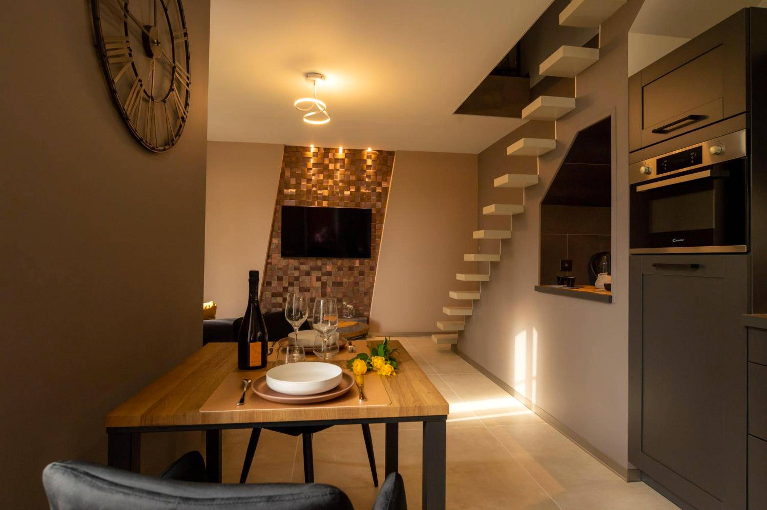 Espace repas avec table dressée et escalier - Domaine de l'Angélique - Loft avec SPA privatif - Marais poitevin entre...