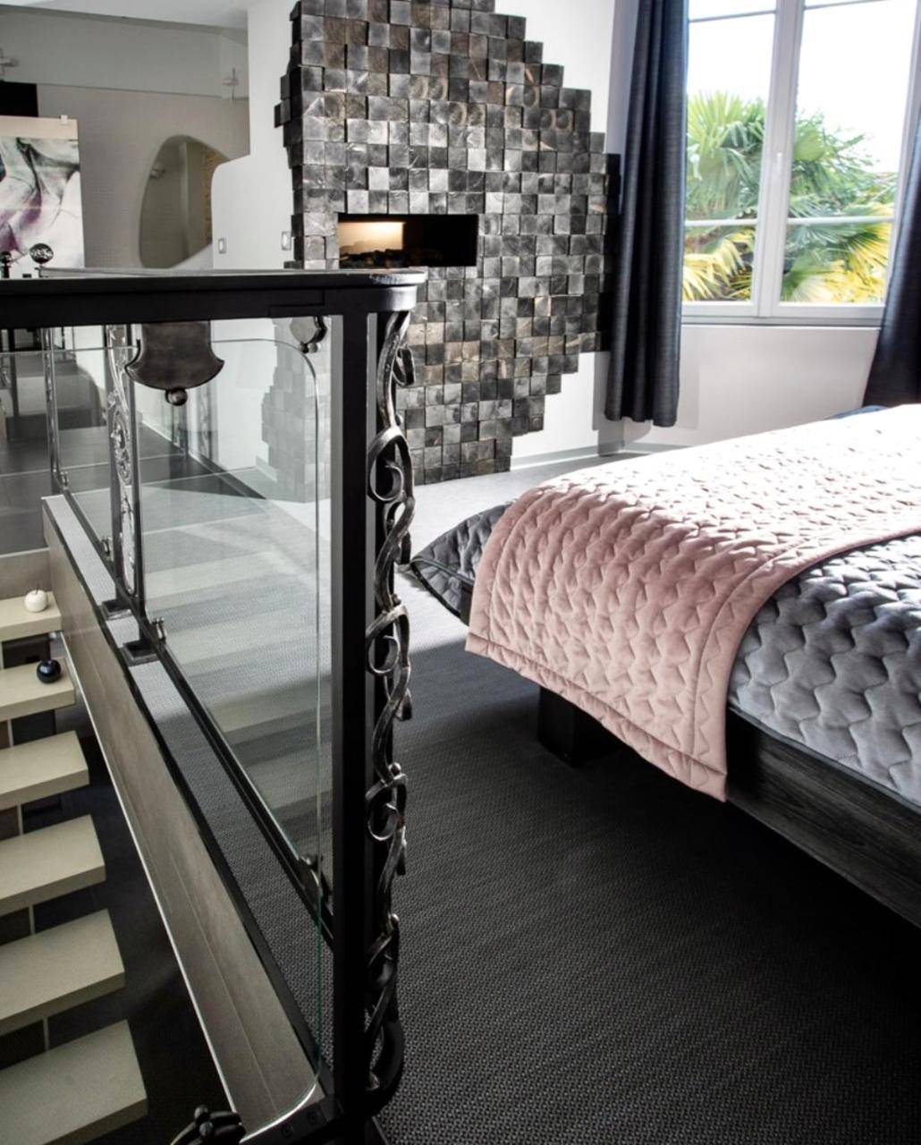 Chambre à l'étage avec mur décoratif en relief - Domaine de l'Angélique - Loft avec SPA privatif - Marais poitevin entre...