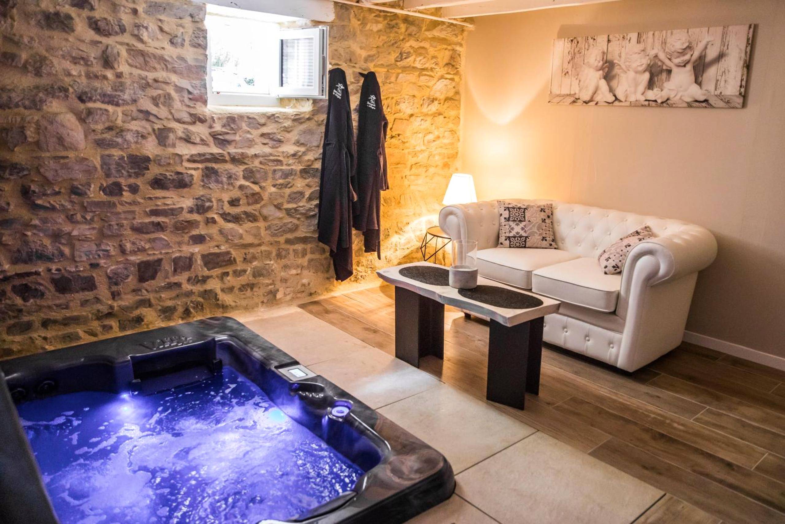 Photo - Au domaine des anges, 3 gîtes luxueux avec Jacuzzi privatif, sauna, mini - piscine, piscine...