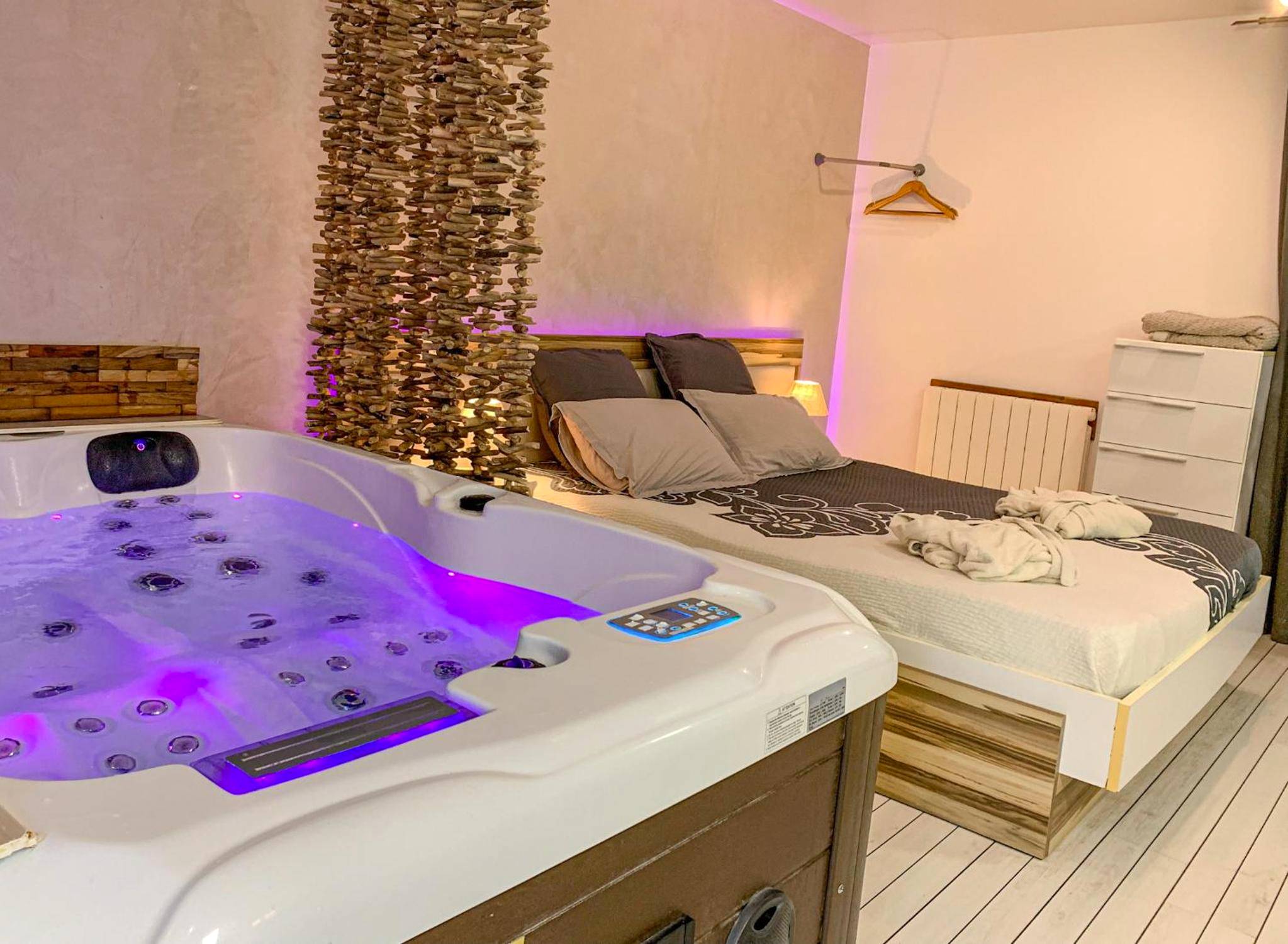Autre vue interieure - Domaine de la Besnerie Gites avec SPA Privatif à 10 min du Mont St Michel - Tanis