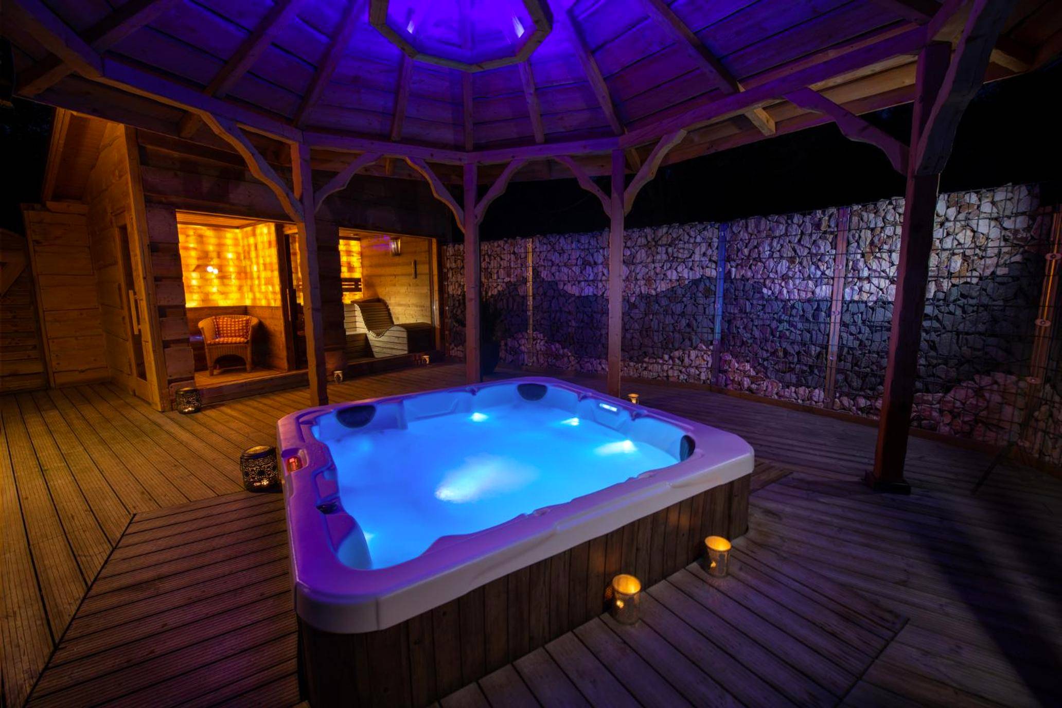 Jacuzzi extérieur sous kiosque en bois - Love Room Rehaupal - Domaine du Haut Jardin Hôtel & Chalets Spa Privé