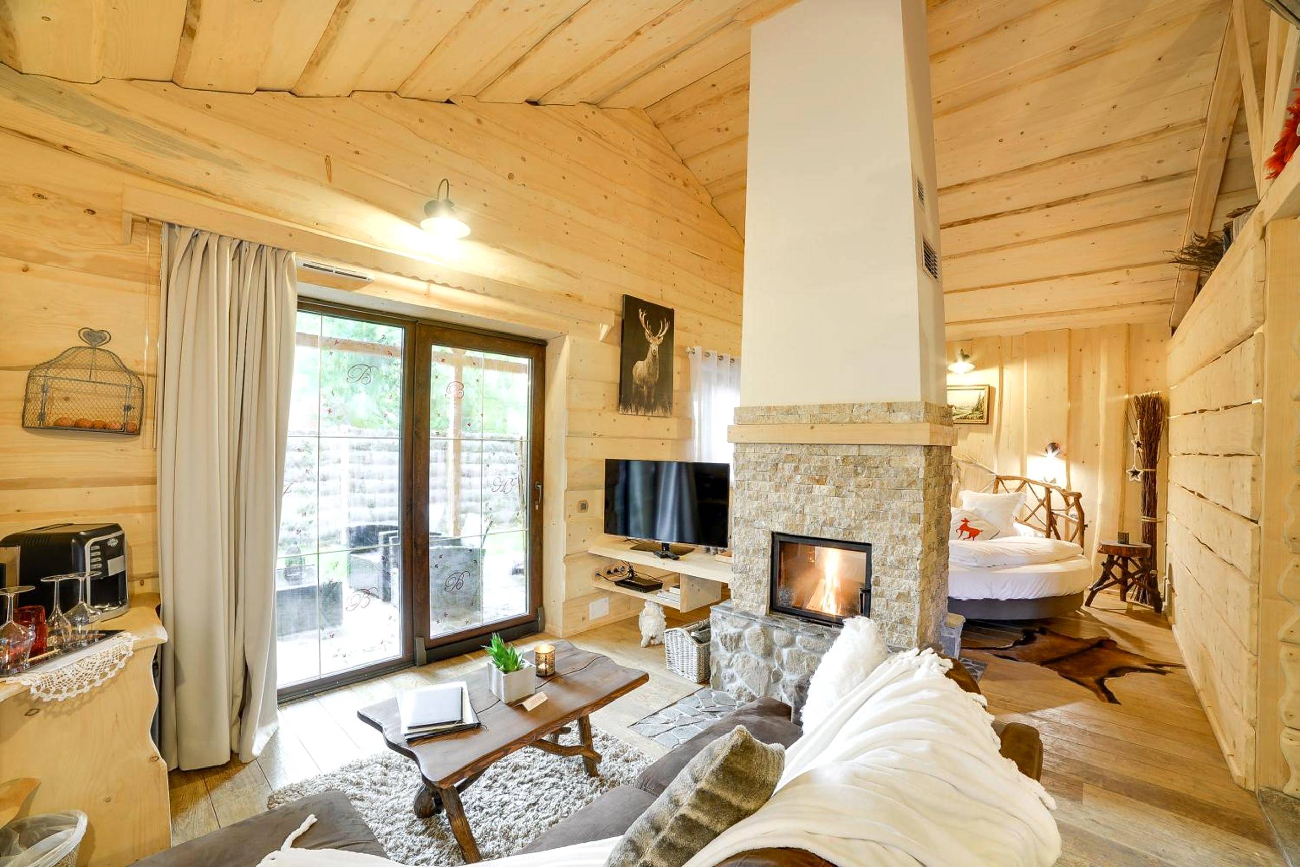 Chalet en bois avec salon et lit douillet - Domaine du Haut Jardin Hôtel & Chalets Spa Privé